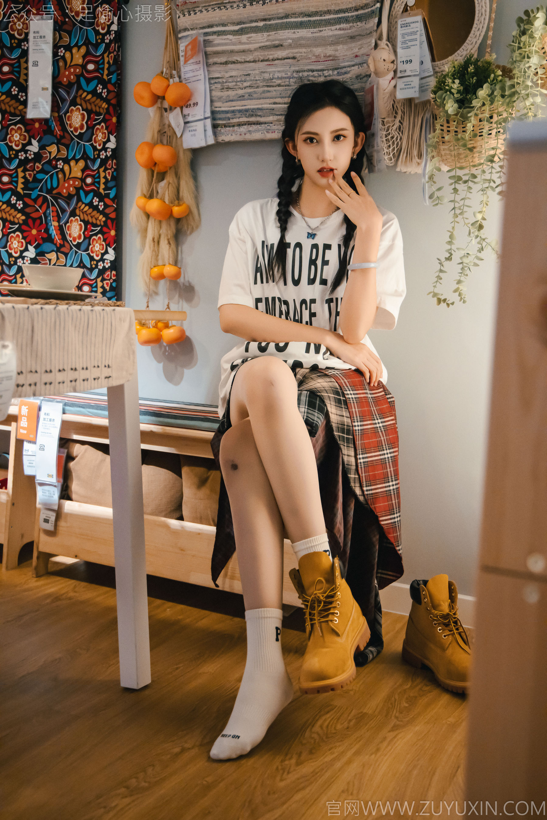 足愉心 No.015 可乐 （搭配：红色夹克、白T、短裙、马丁靴、肉丝色袜、白棉袜）/(120P)