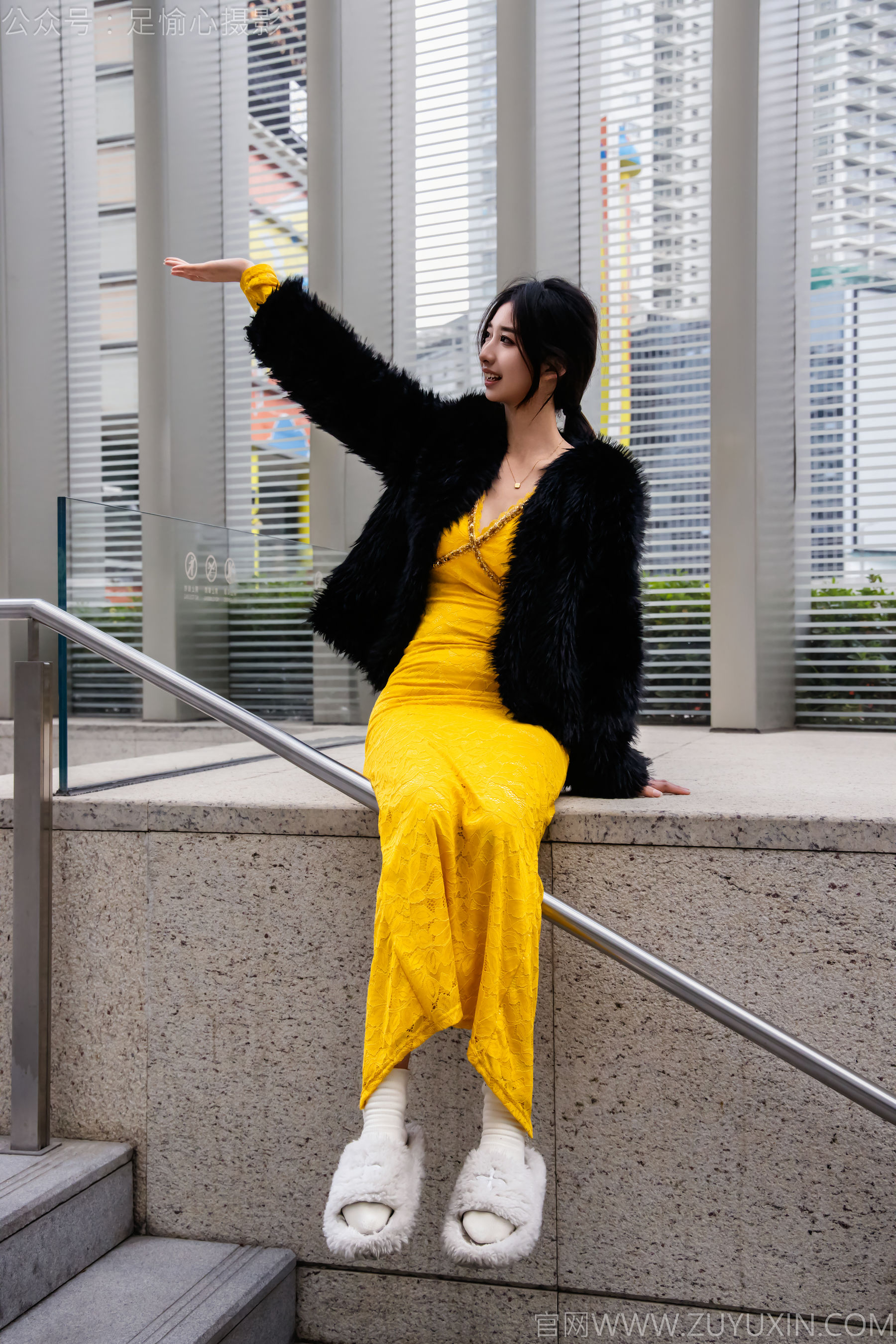 足愉心 No.010 星朵 （搭配：黑色毛衫、黄色连衣裙、绒毛拖鞋、白色棉袜、裸足）/(110P)