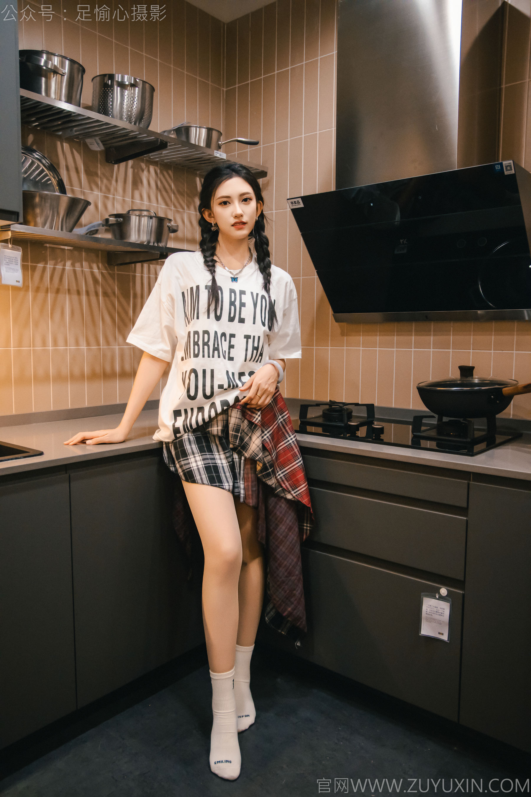 足愉心 No.015 可乐 （搭配：红色夹克、白T、短裙、马丁靴、肉丝色袜、白棉袜）/(120P)