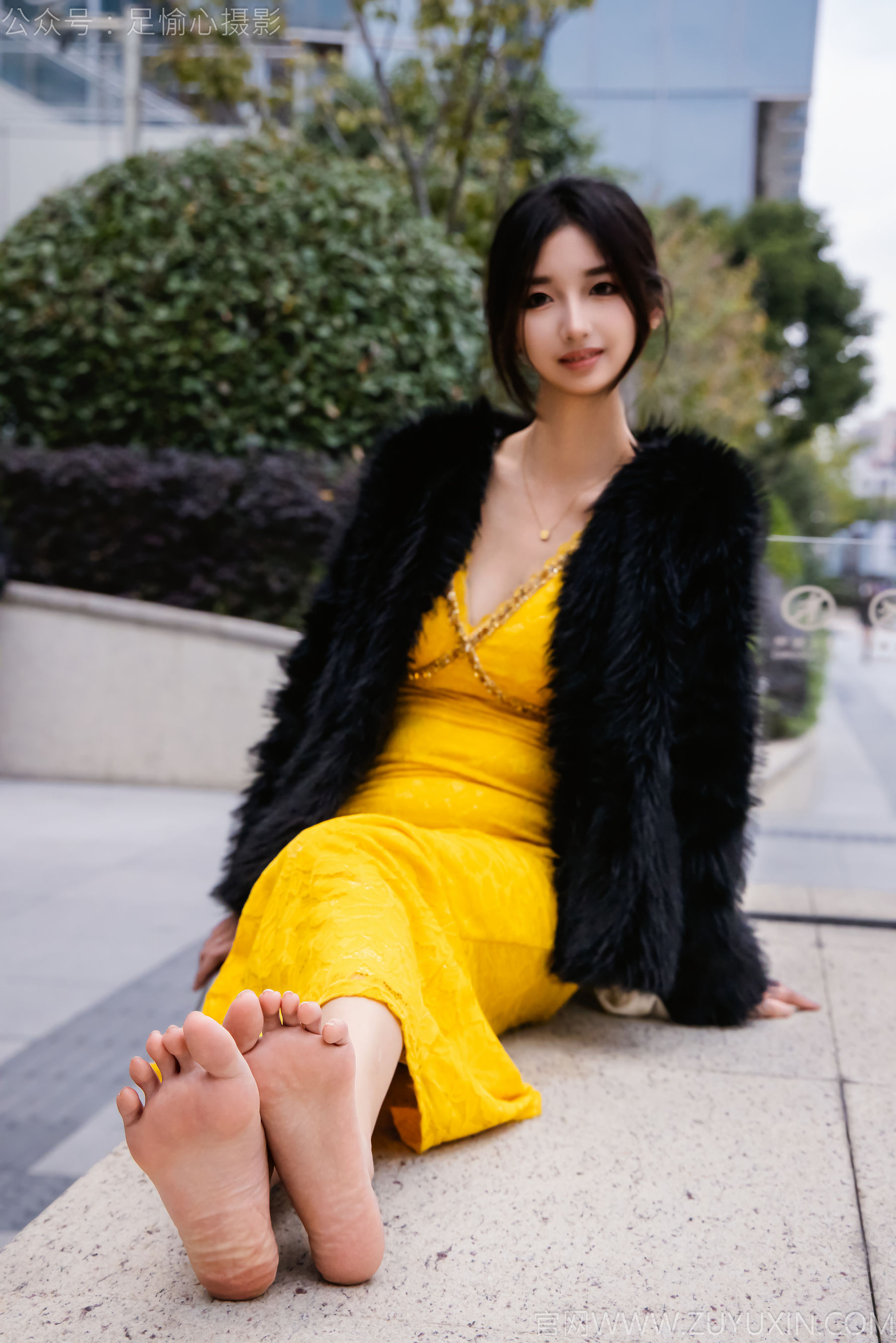 足愉心 No.010 星朵 （搭配：黑色毛衫、黄色连衣裙、绒毛拖鞋、白色棉袜、裸足）/(110P)