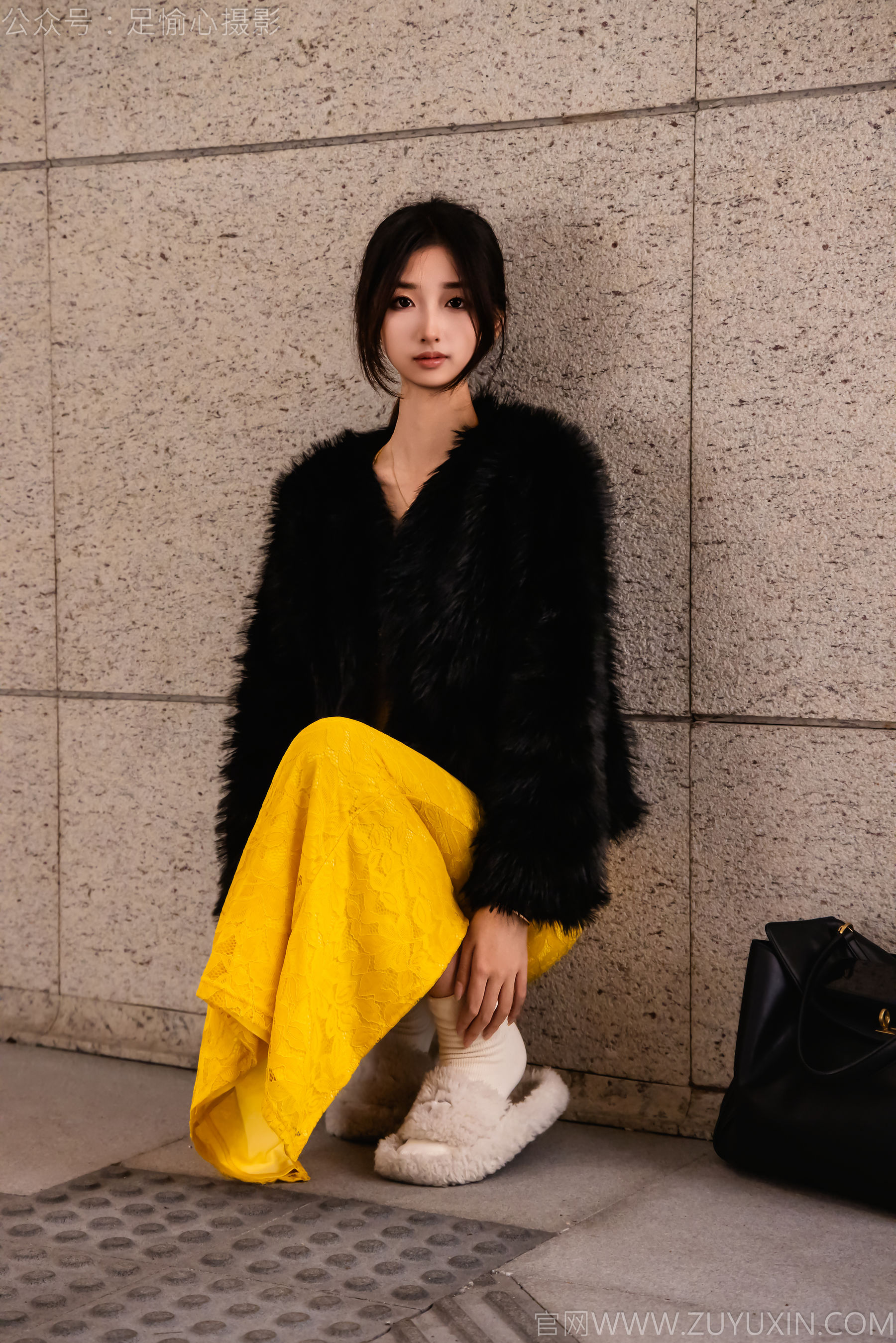足愉心 No.010 星朵 （搭配：黑色毛衫、黄色连衣裙、绒毛拖鞋、白色棉袜、裸足）/(110P)