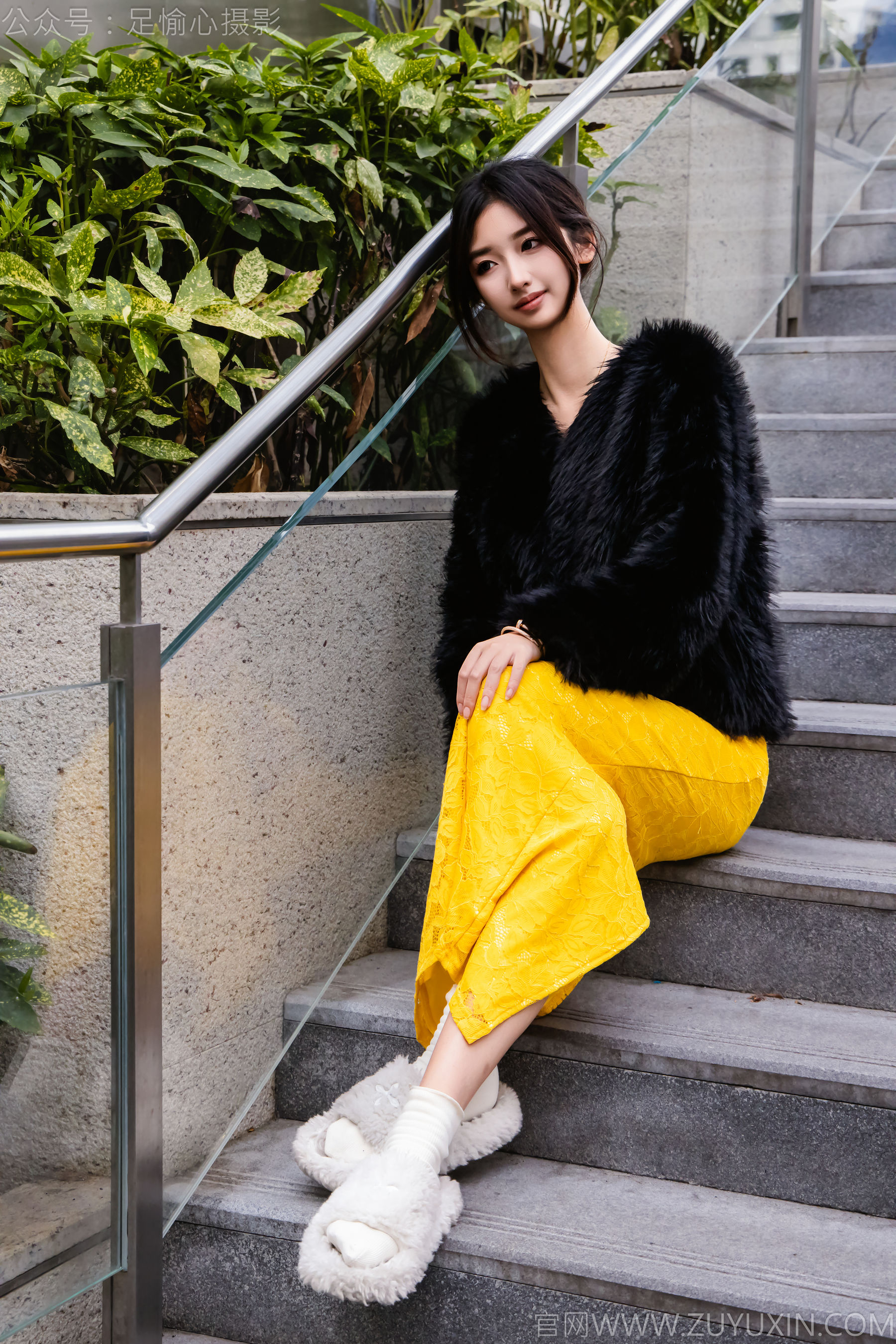 足愉心 No.010 星朵 （搭配：黑色毛衫、黄色连衣裙、绒毛拖鞋、白色棉袜、裸足）/(110P)