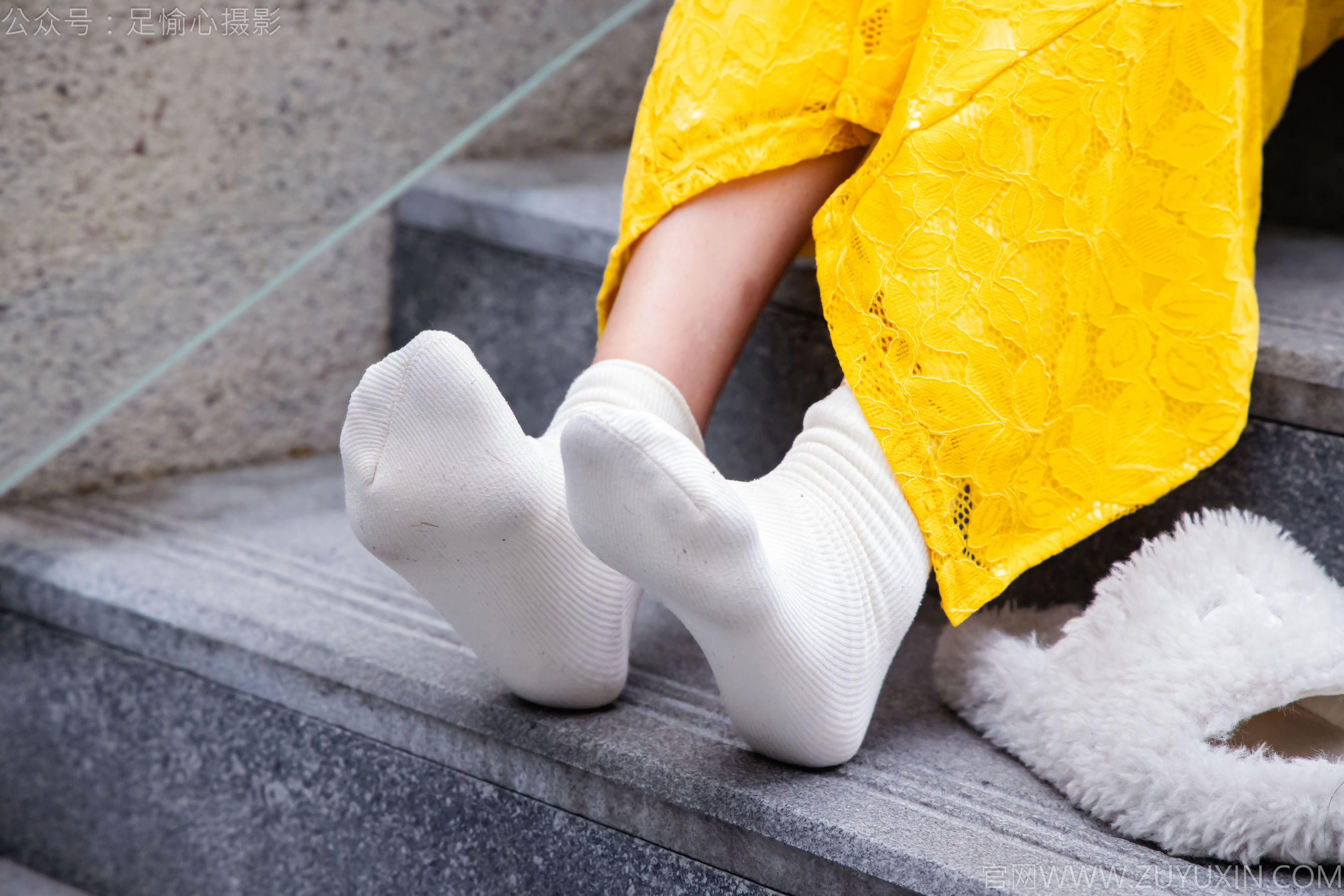 足愉心 No.010 星朵 （搭配：黑色毛衫、黄色连衣裙、绒毛拖鞋、白色棉袜、裸足）/(110P)