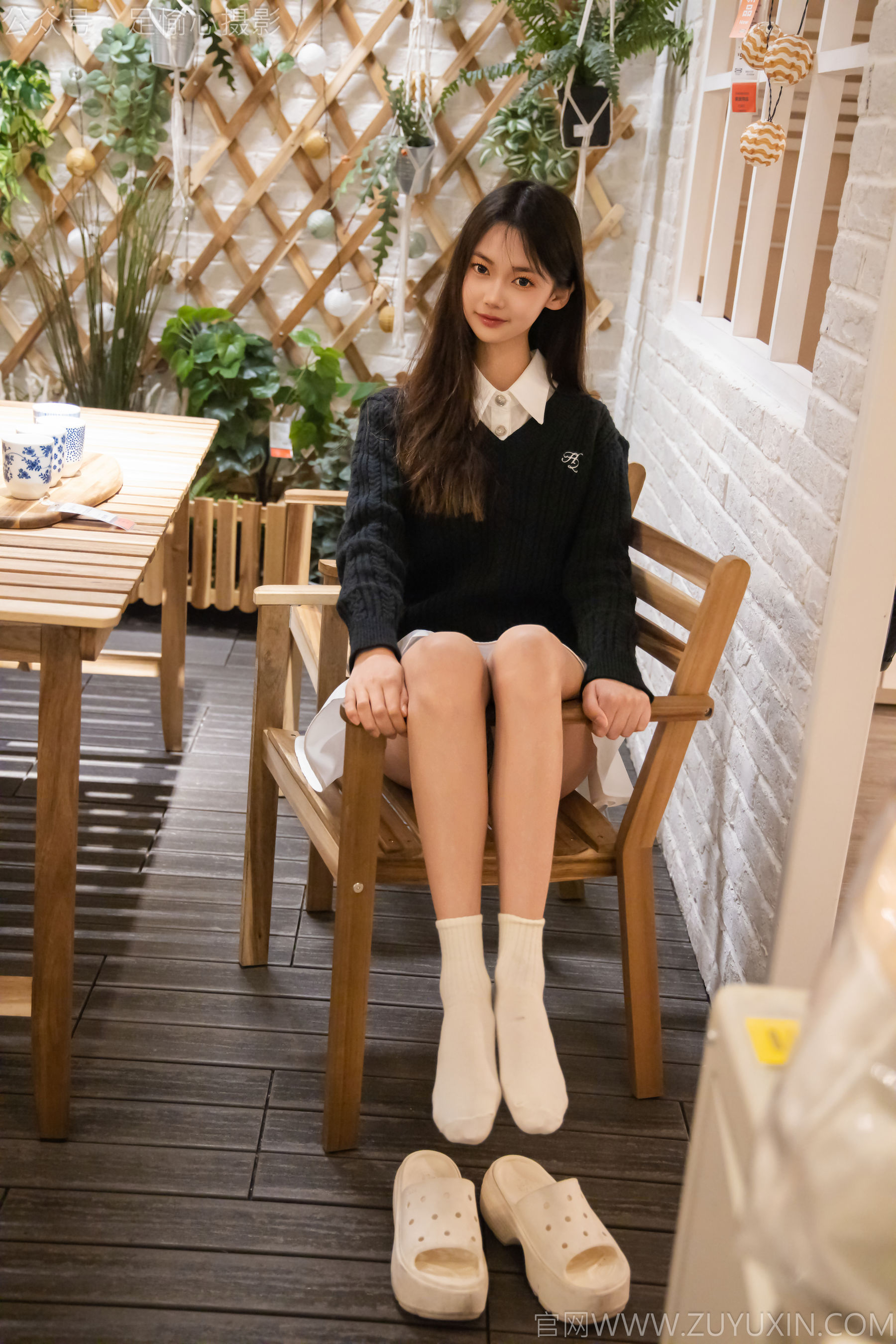 足愉心 No.013 鹿鹿 （搭配：黑色毛衣、白色短裙、洞洞鞋、白色棉袜、裸足）/(110P)