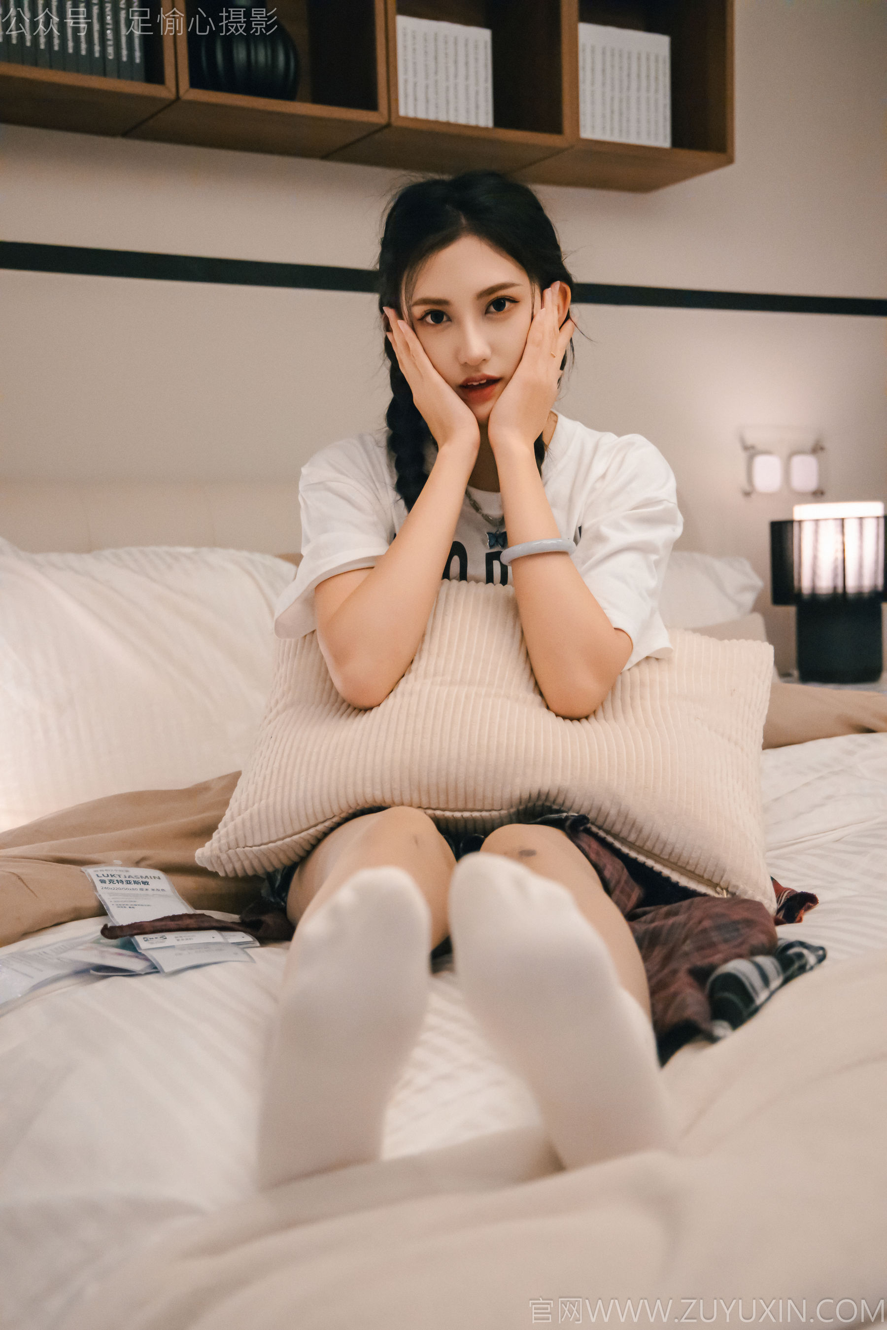 足愉心 No.015 可乐 （搭配：红色夹克、白T、短裙、马丁靴、肉丝色袜、白棉袜）/(120P)