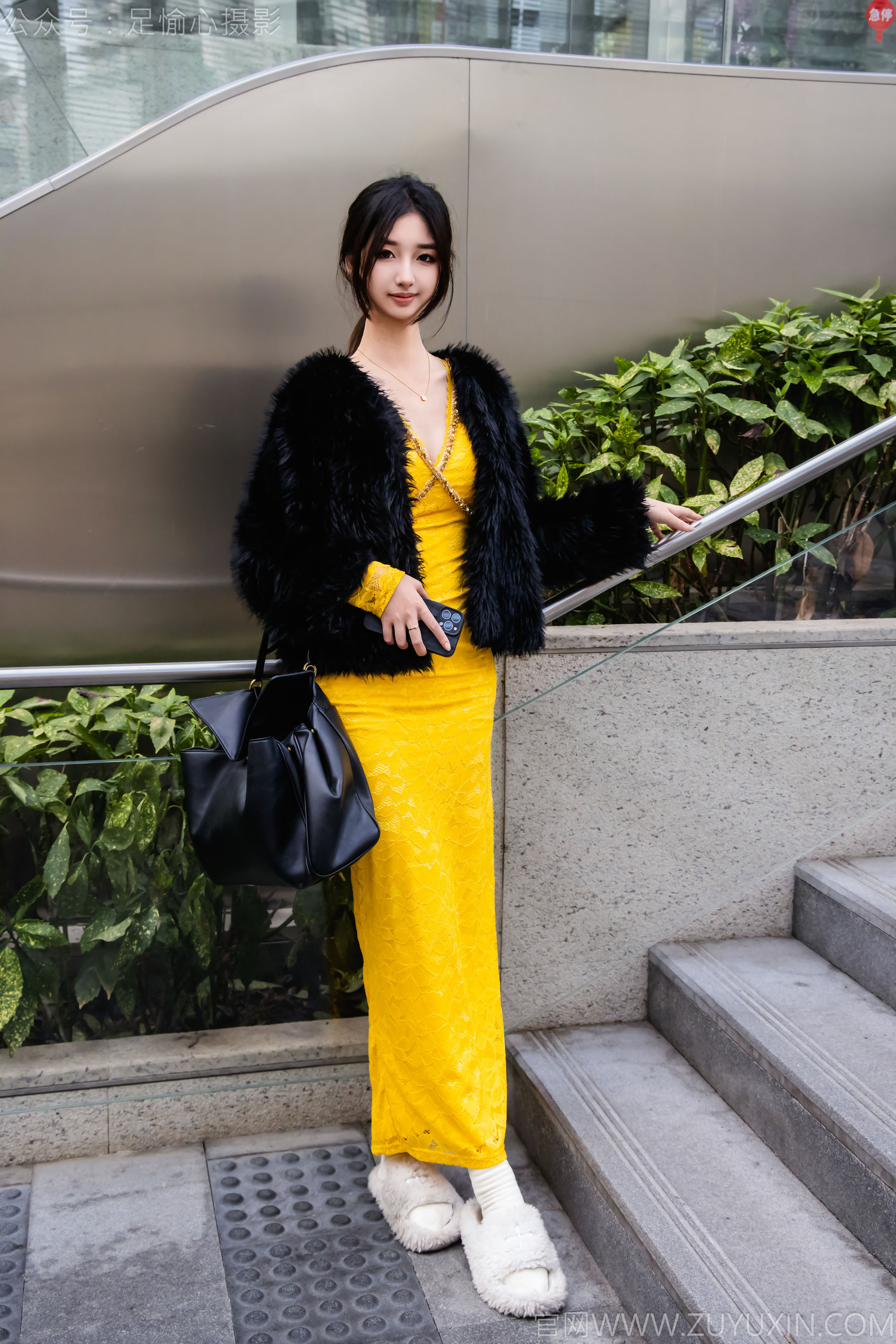 足愉心 No.010 星朵 （搭配：黑色毛衫、黄色连衣裙、绒毛拖鞋、白色棉袜、裸足）/(110P)