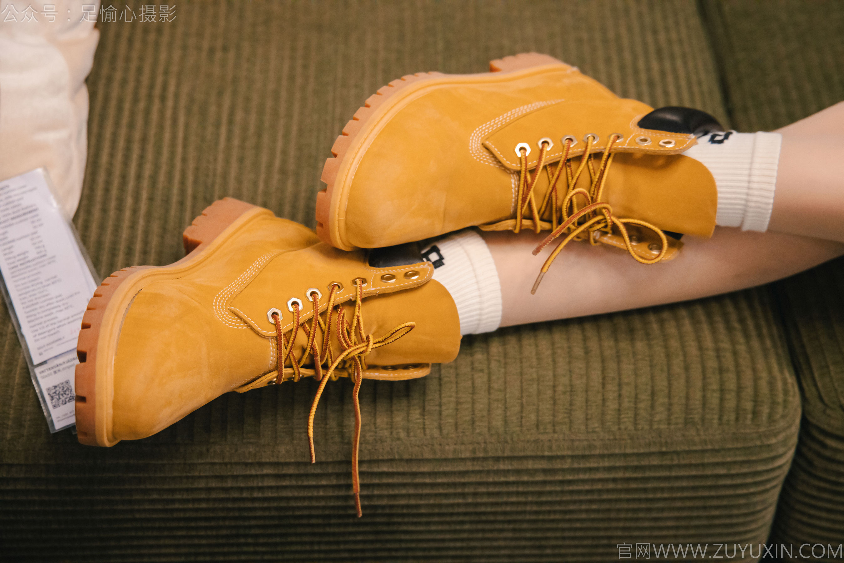 足愉心 No.015 可乐 （搭配：红色夹克、白T、短裙、马丁靴、肉丝色袜、白棉袜）/(120P)