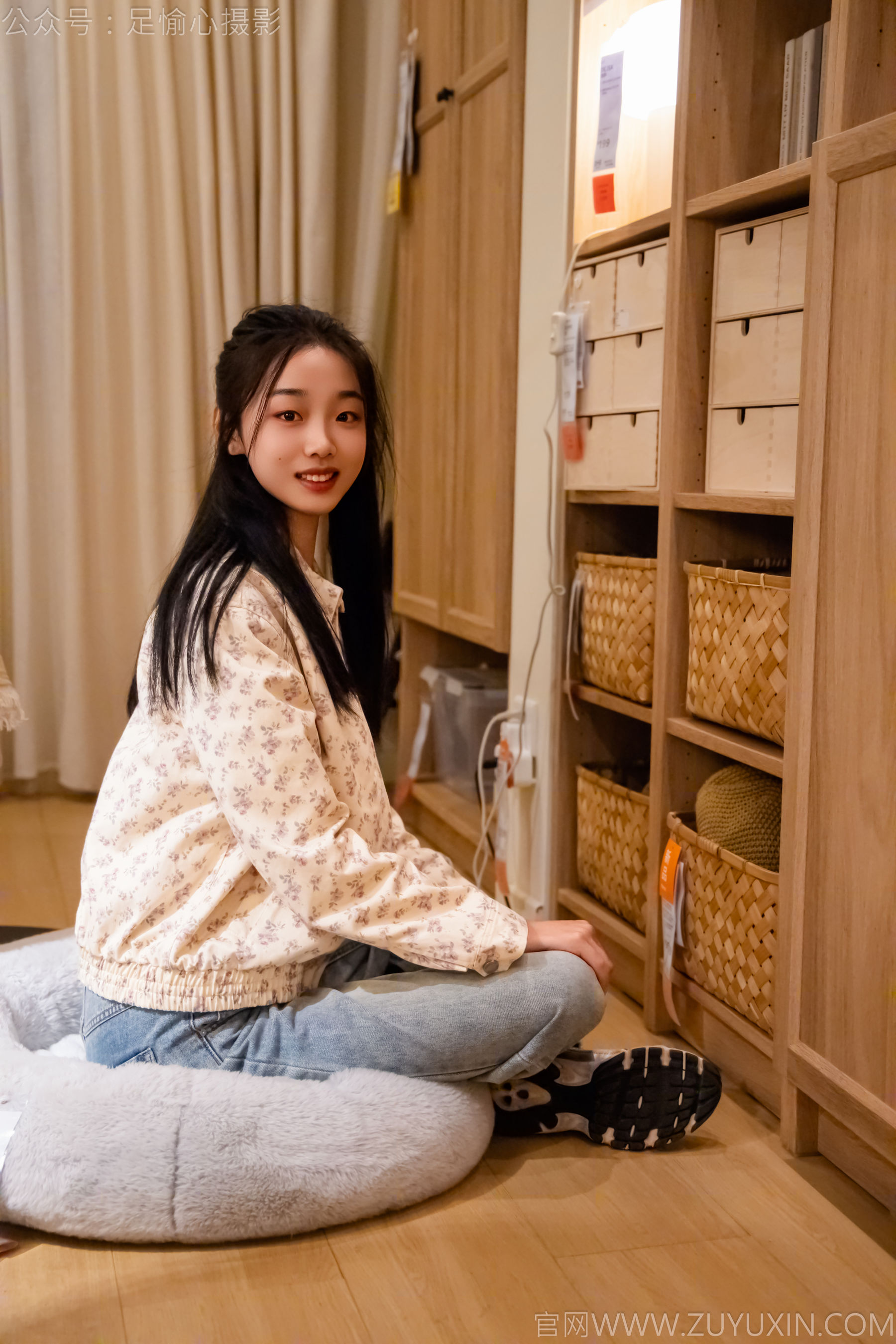 足愉心 No.012 奶芙 （搭配：碎花衬衫、牛仔长裤、运动鞋、白色棉袜、裸足）/(110P)