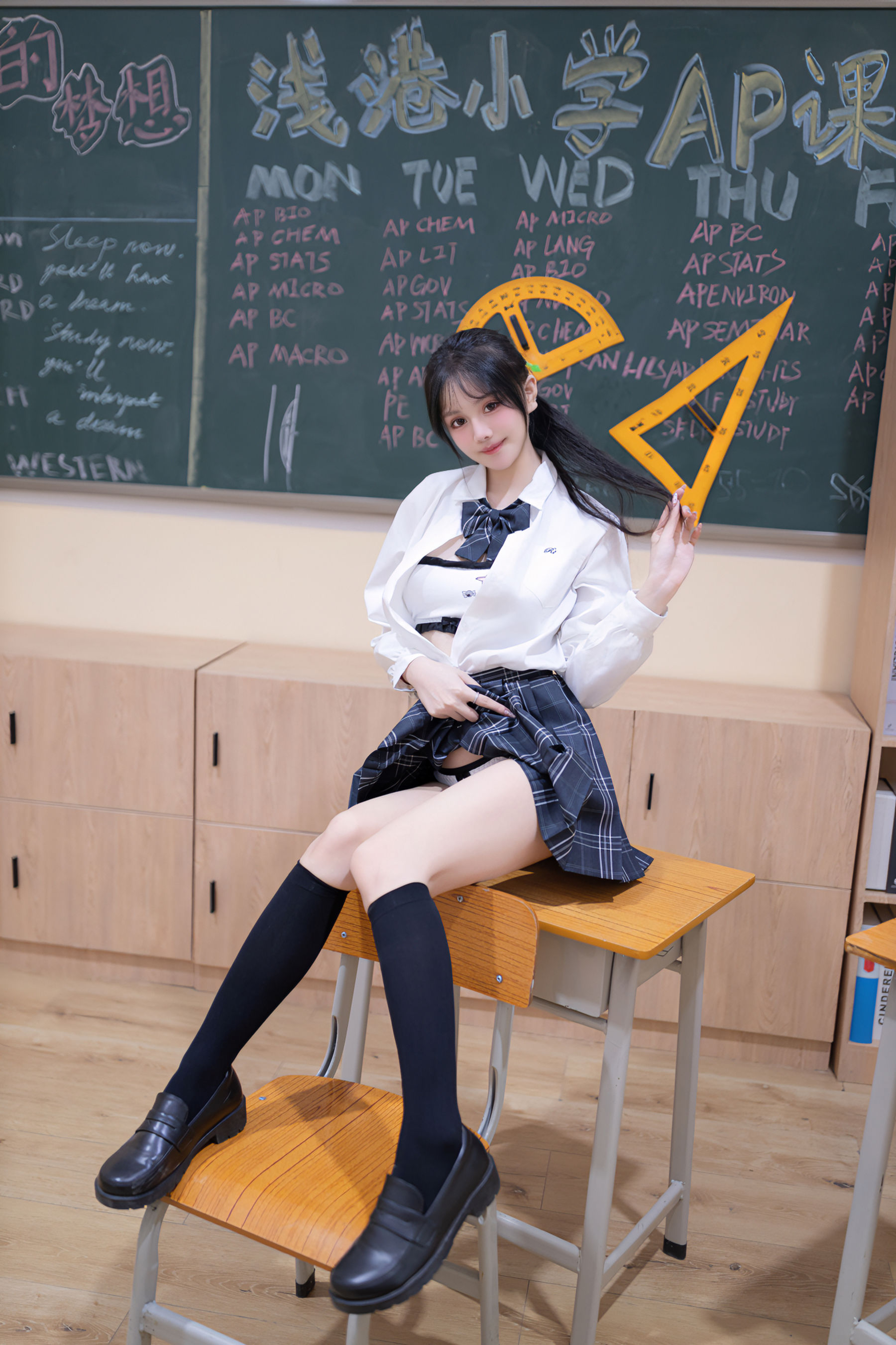 谢小蒽 教室调教写真/(100P)