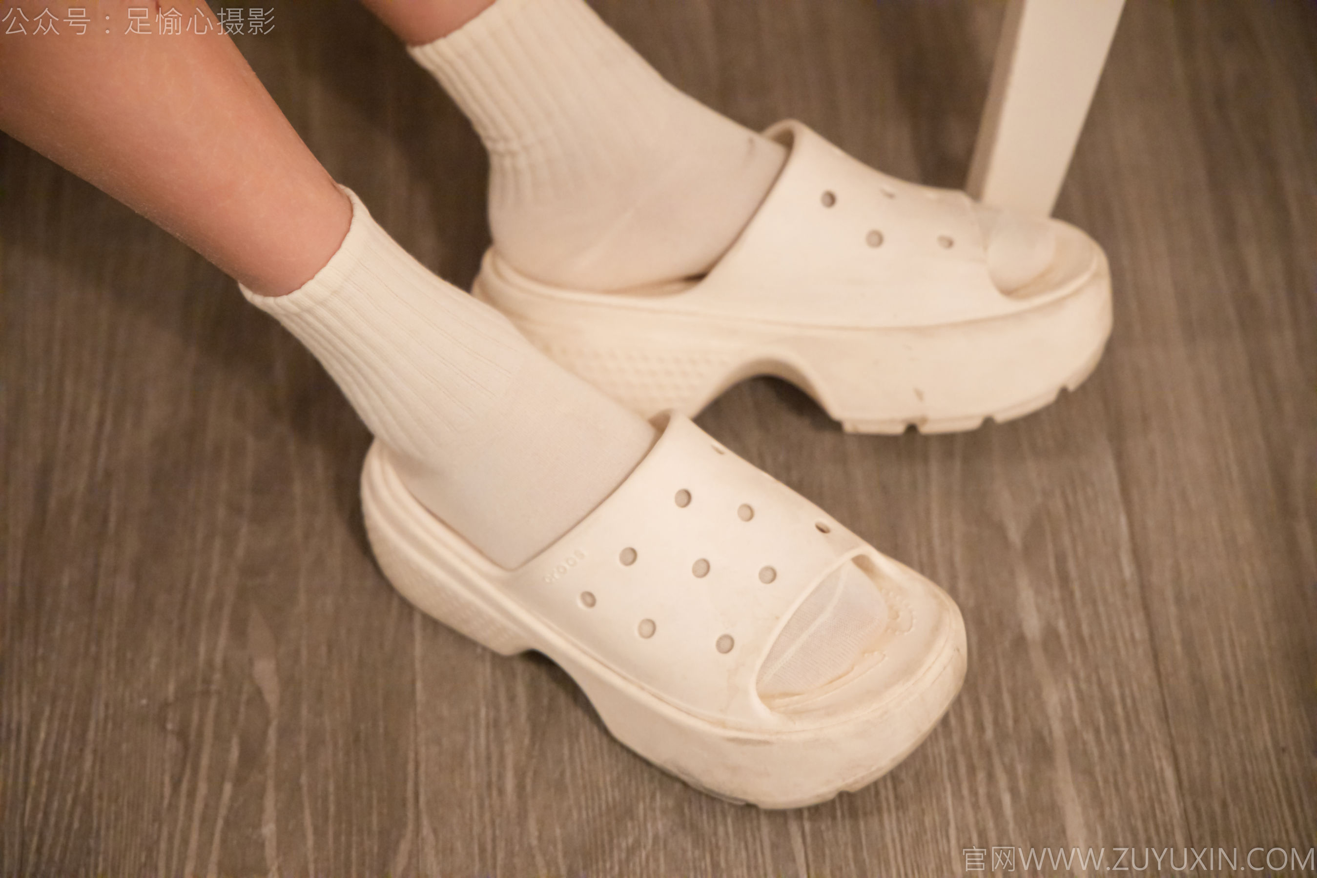 足愉心 No.013 鹿鹿 （搭配：黑色毛衣、白色短裙、洞洞鞋、白色棉袜、裸足）/(110P)