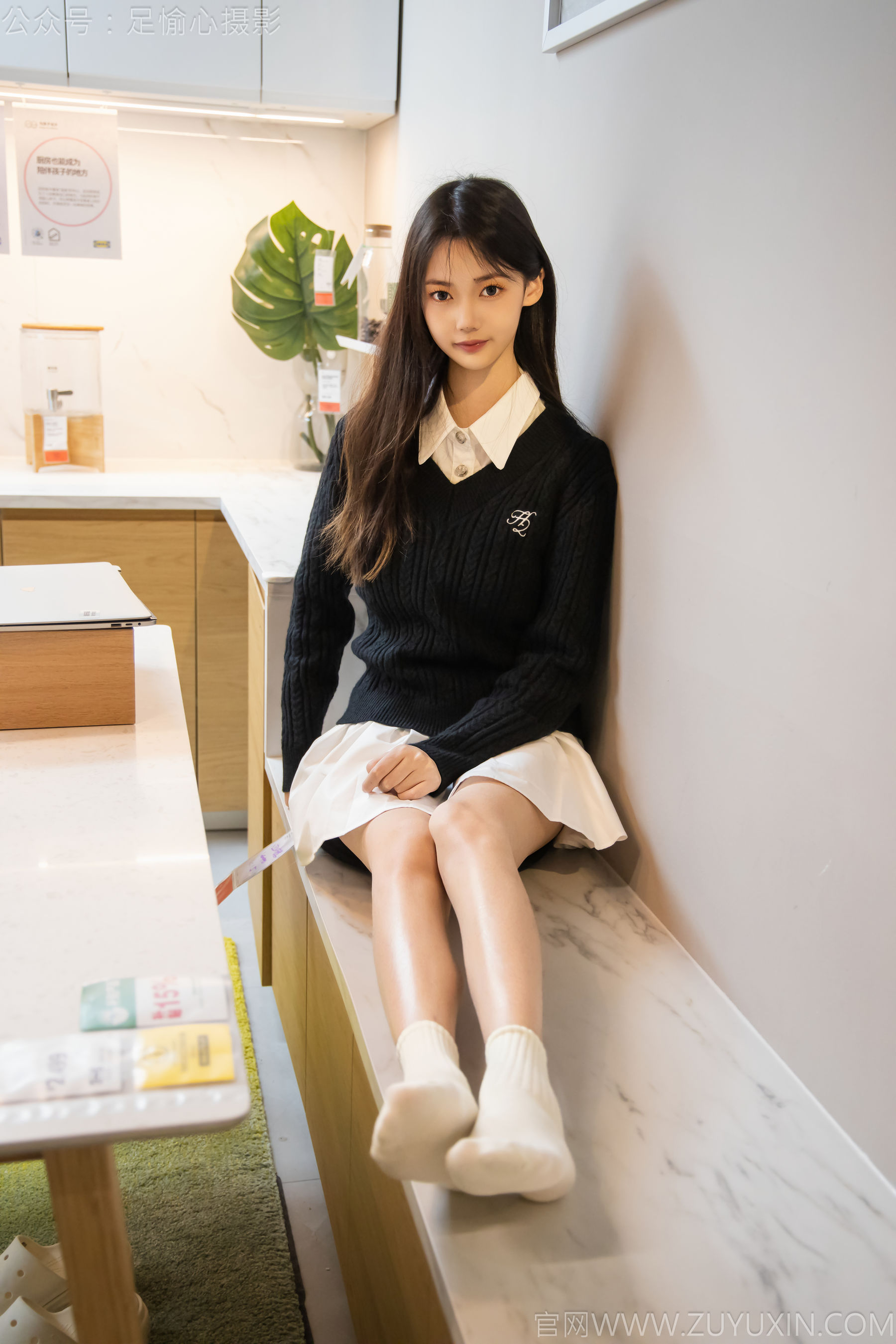 足愉心 No.013 鹿鹿 （搭配：黑色毛衣、白色短裙、洞洞鞋、白色棉袜、裸足）/(110P)