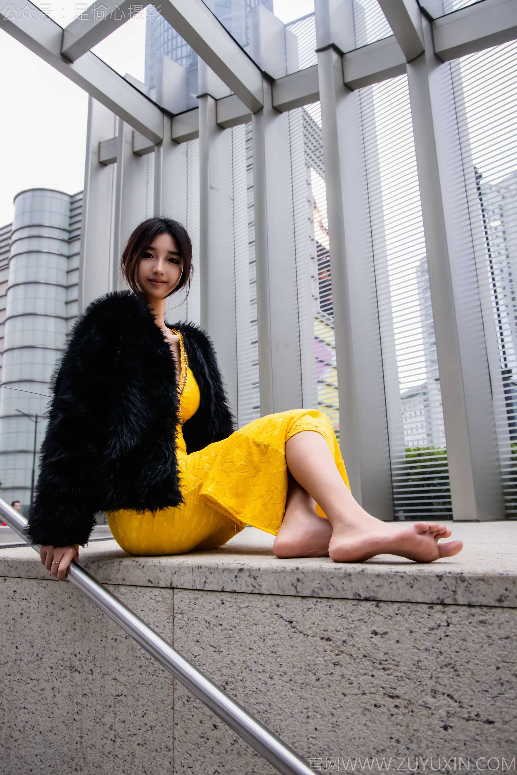 足愉心 No.010 星朵 （搭配：黑色毛衫、黄色连衣裙、绒毛拖鞋、白色棉袜、裸足）/(110P)