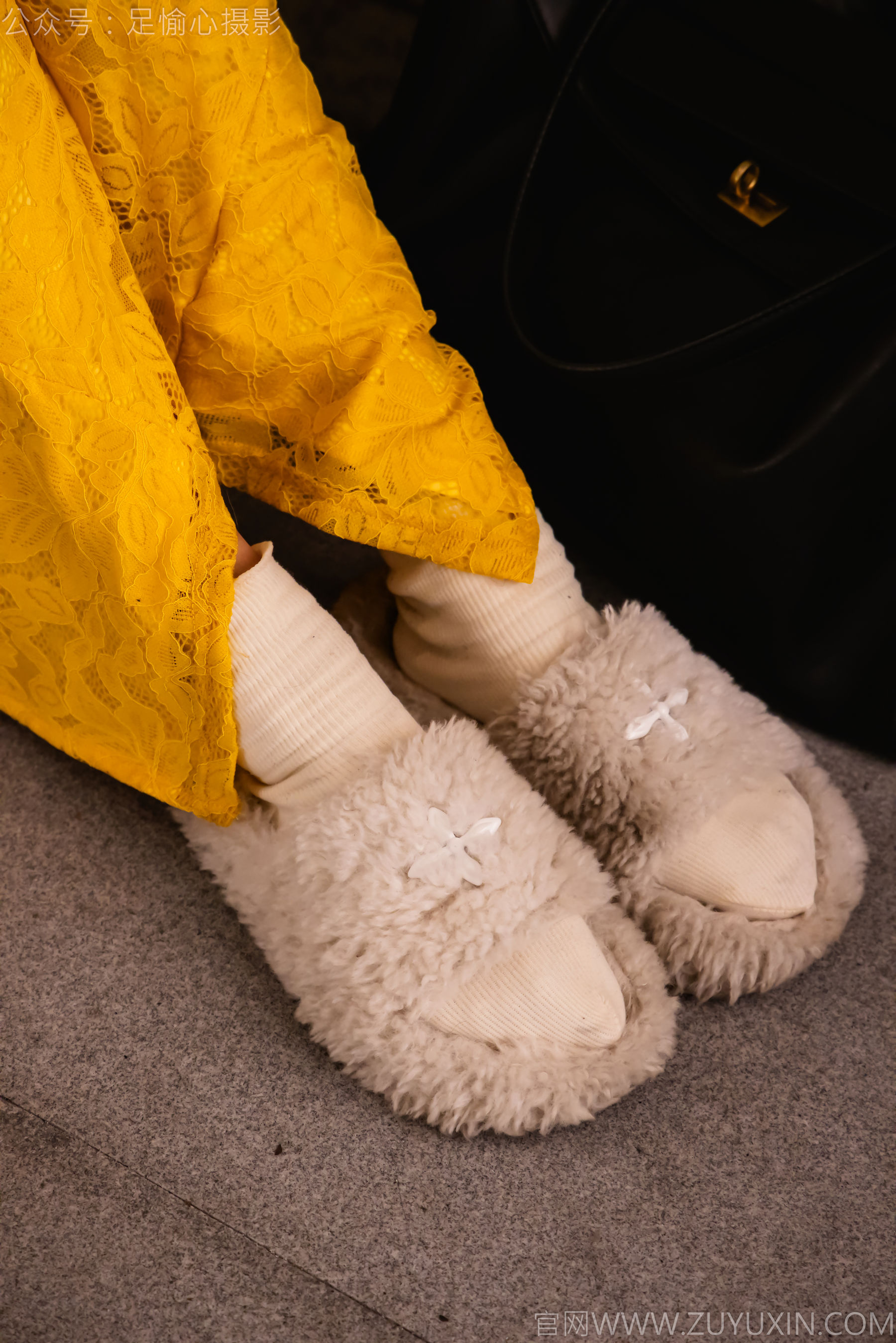 足愉心 No.010 星朵 （搭配：黑色毛衫、黄色连衣裙、绒毛拖鞋、白色棉袜、裸足）/(110P)