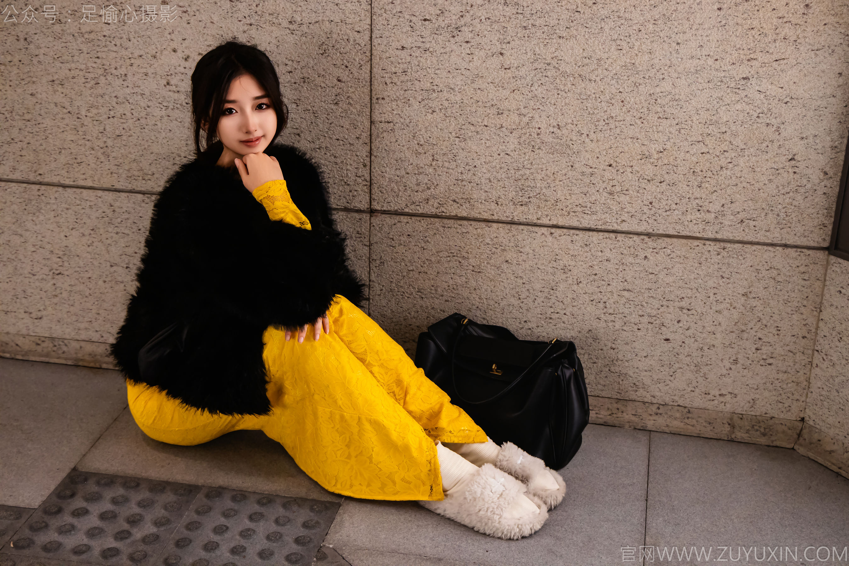 足愉心 No.010 星朵 （搭配：黑色毛衫、黄色连衣裙、绒毛拖鞋、白色棉袜、裸足）/(110P)