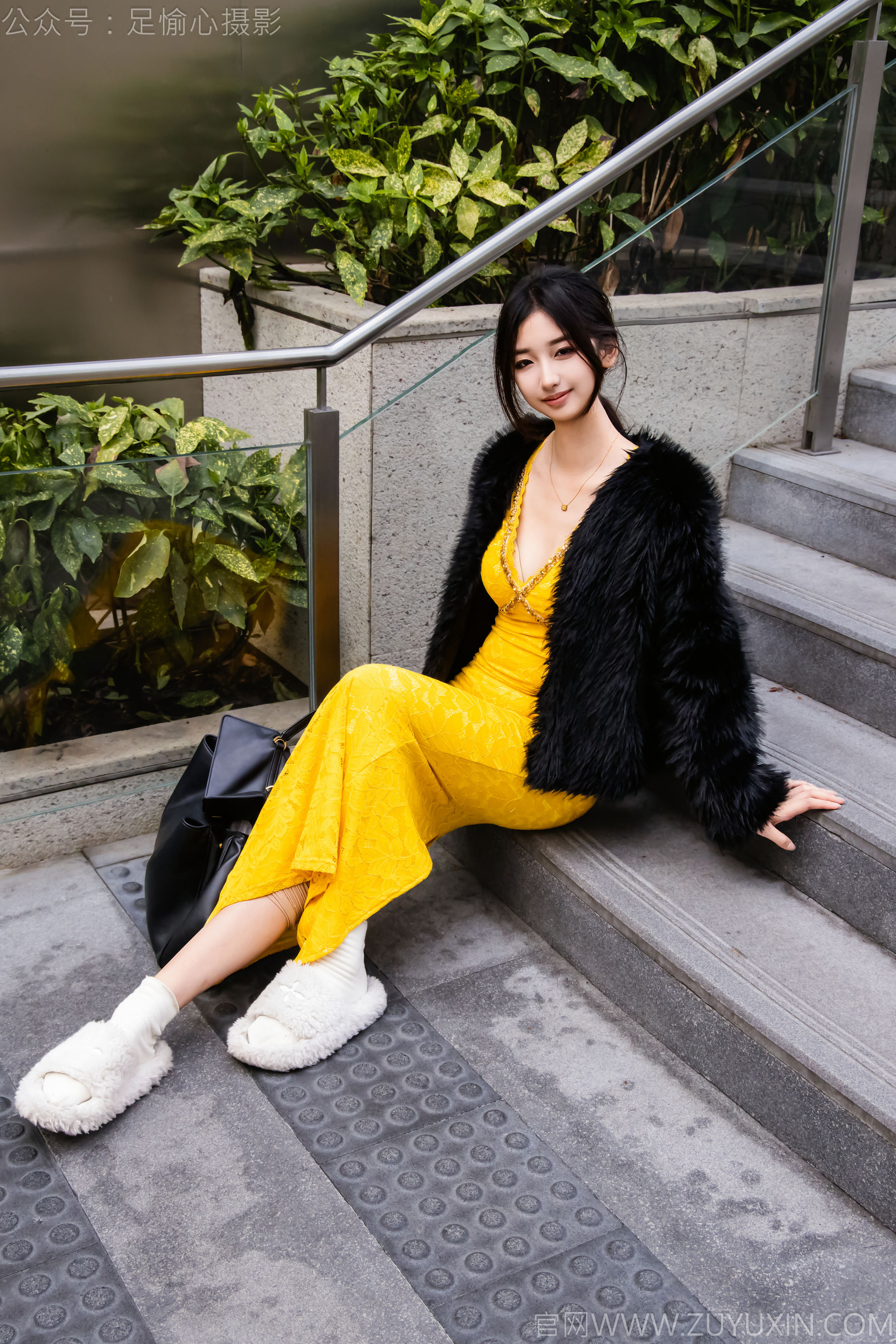 足愉心 No.010 星朵 （搭配：黑色毛衫、黄色连衣裙、绒毛拖鞋、白色棉袜、裸足）/(110P)