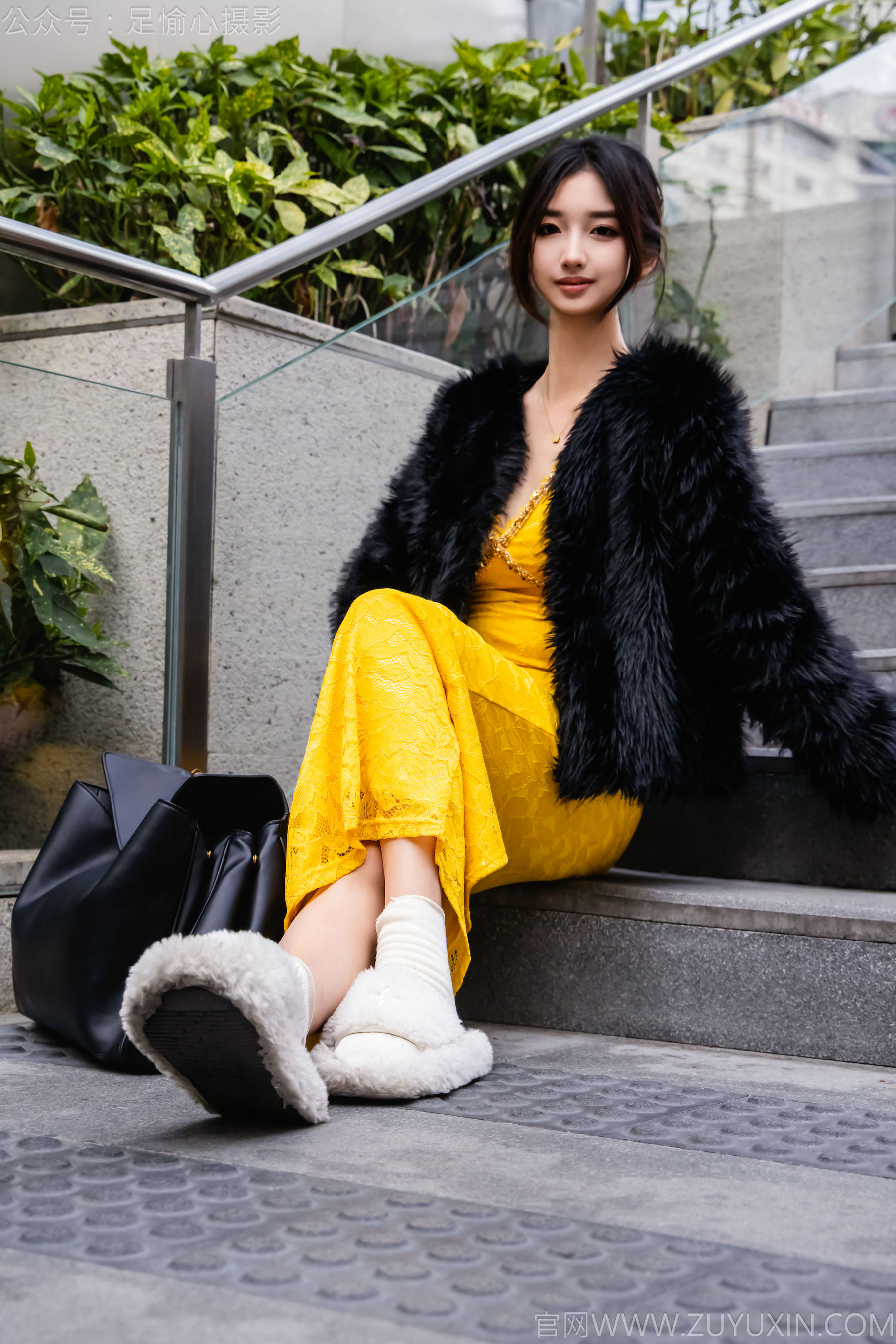 足愉心 No.010 星朵 （搭配：黑色毛衫、黄色连衣裙、绒毛拖鞋、白色棉袜、裸足）/(110P)