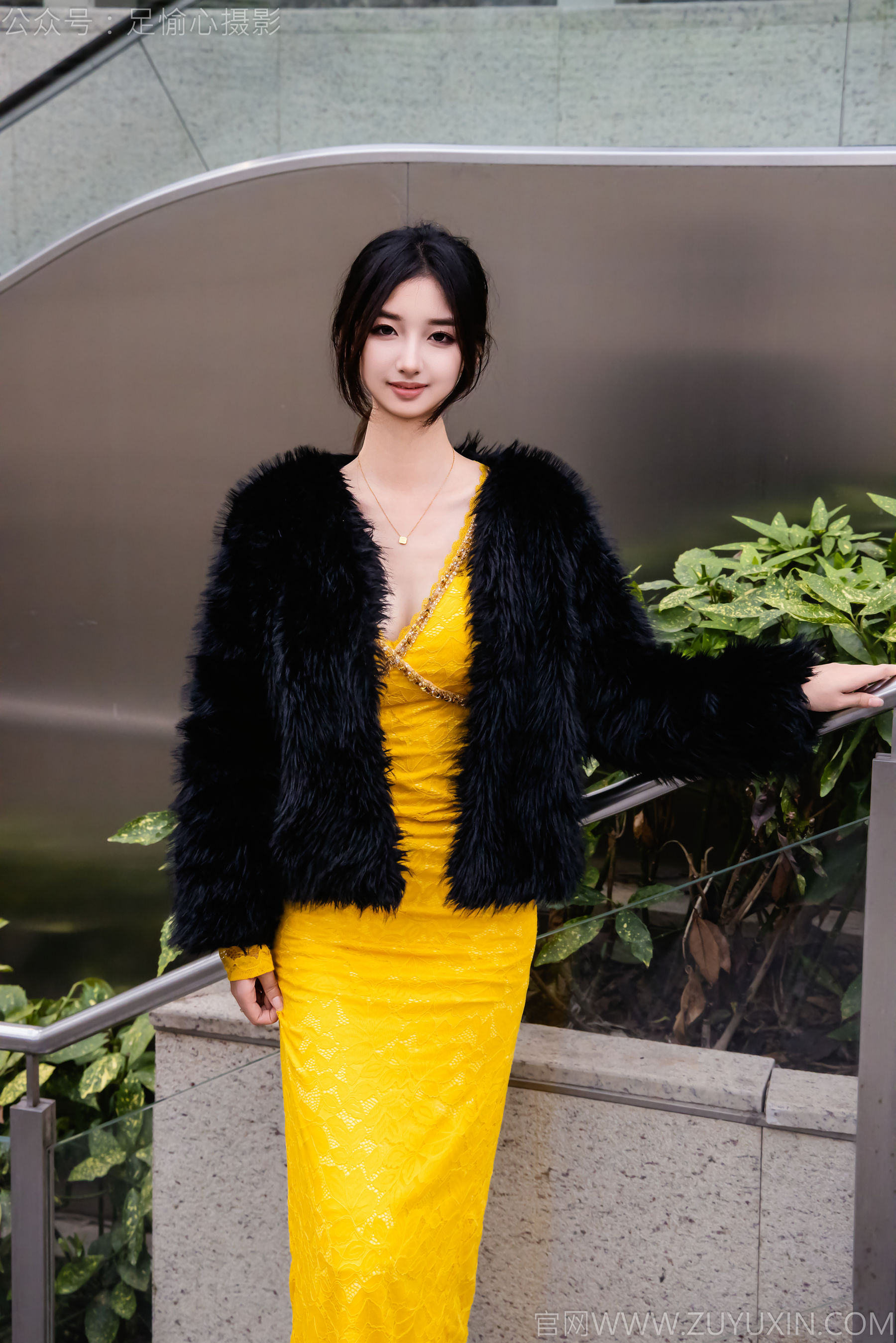 足愉心 No.010 星朵 （搭配：黑色毛衫、黄色连衣裙、绒毛拖鞋、白色棉袜、裸足）/(110P)