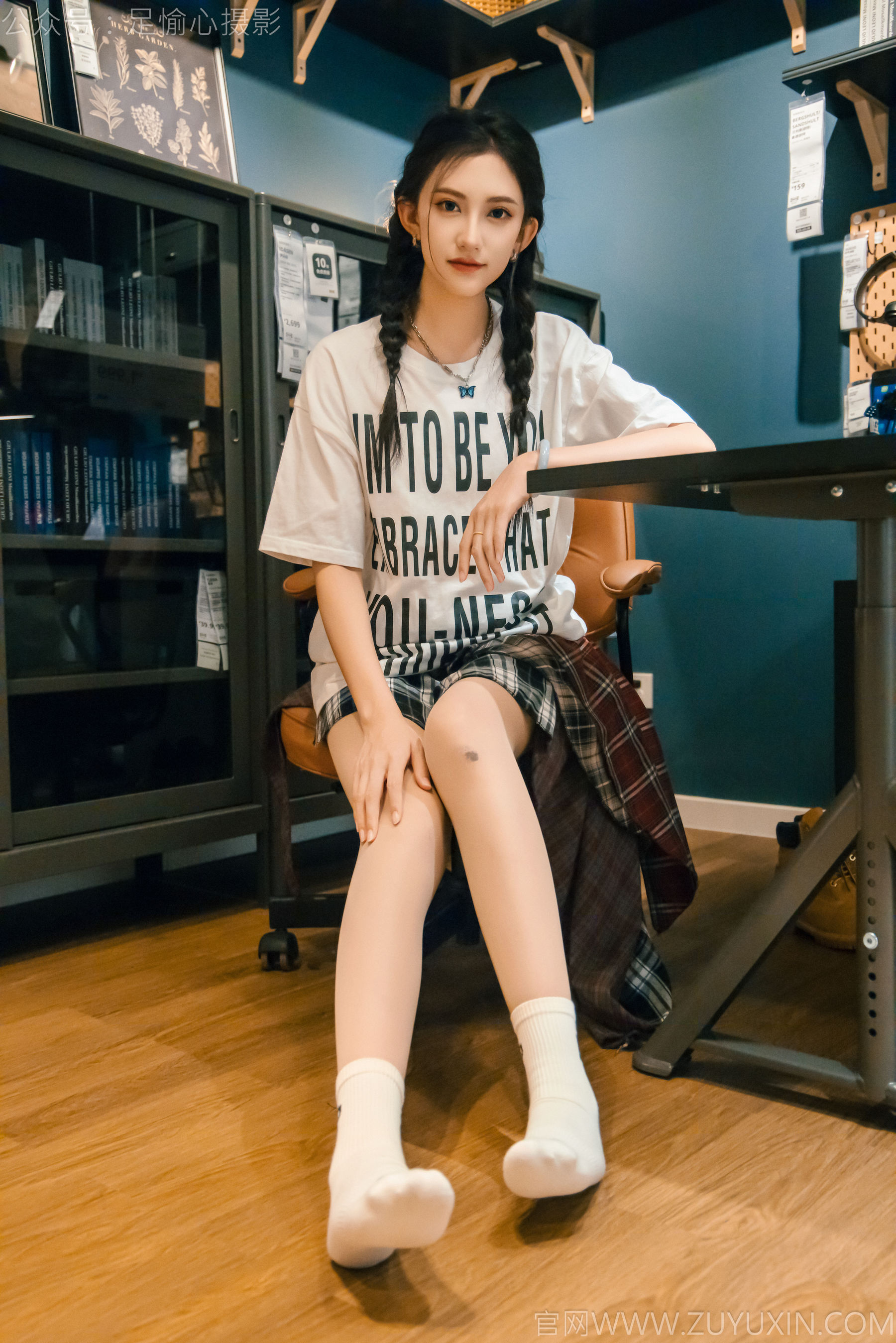 足愉心 No.015 可乐 （搭配：红色夹克、白T、短裙、马丁靴、肉丝色袜、白棉袜）/(120P)