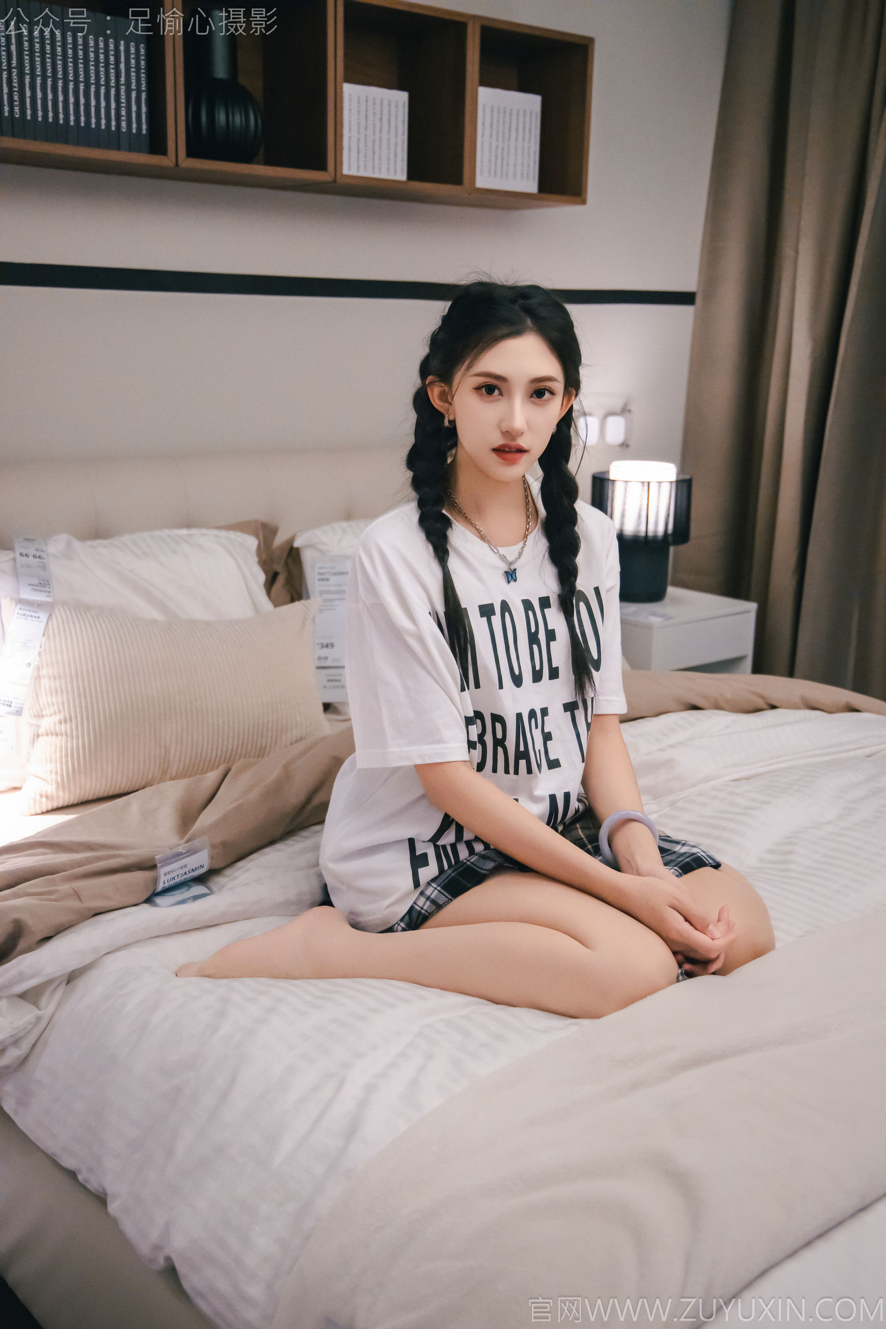 足愉心 No.015 可乐 （搭配：红色夹克、白T、短裙、马丁靴、肉丝色袜、白棉袜）/(120P)