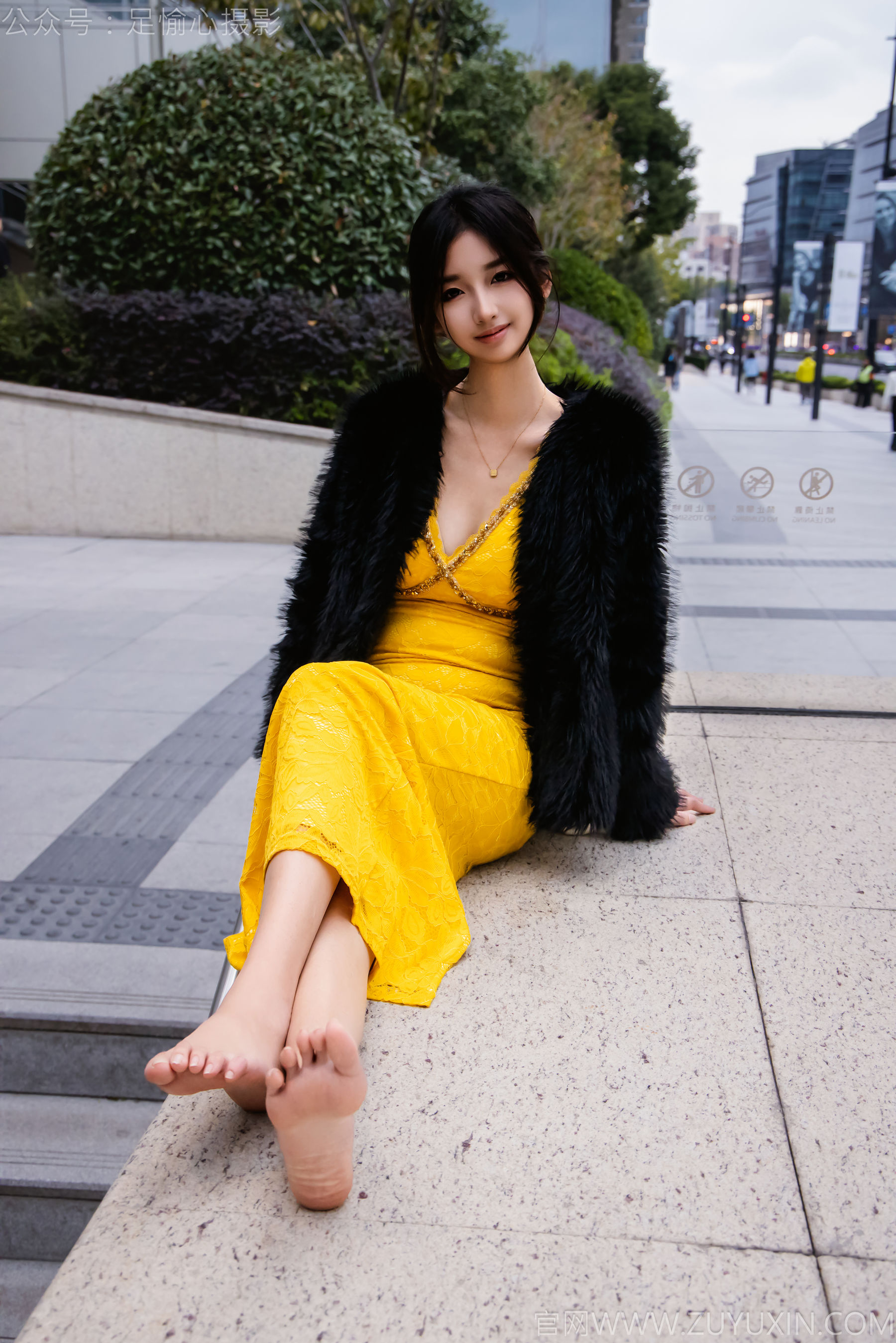 足愉心 No.010 星朵 （搭配：黑色毛衫、黄色连衣裙、绒毛拖鞋、白色棉袜、裸足）/(110P)