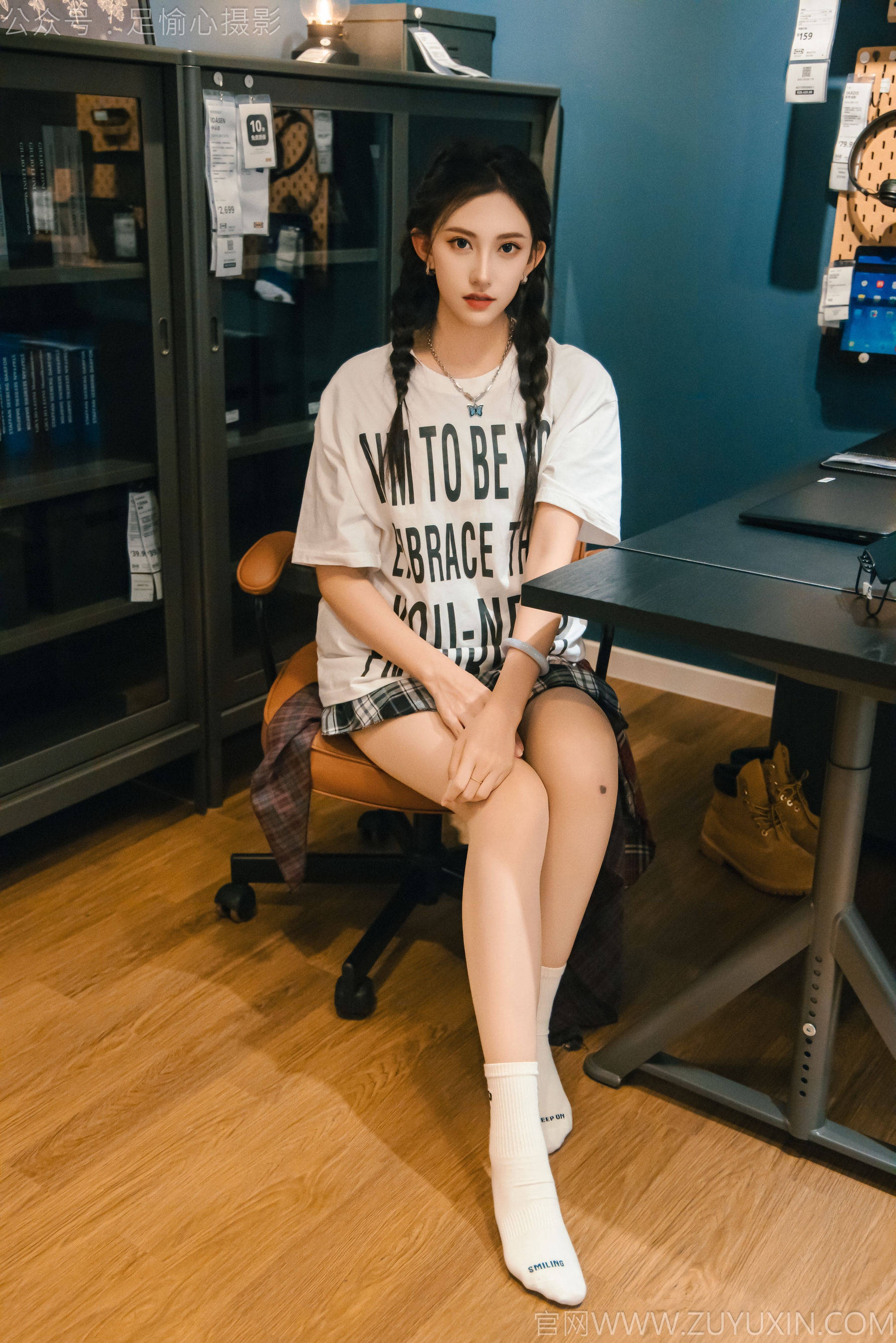 足愉心 No.015 可乐 （搭配：红色夹克、白T、短裙、马丁靴、肉丝色袜、白棉袜）/(120P)