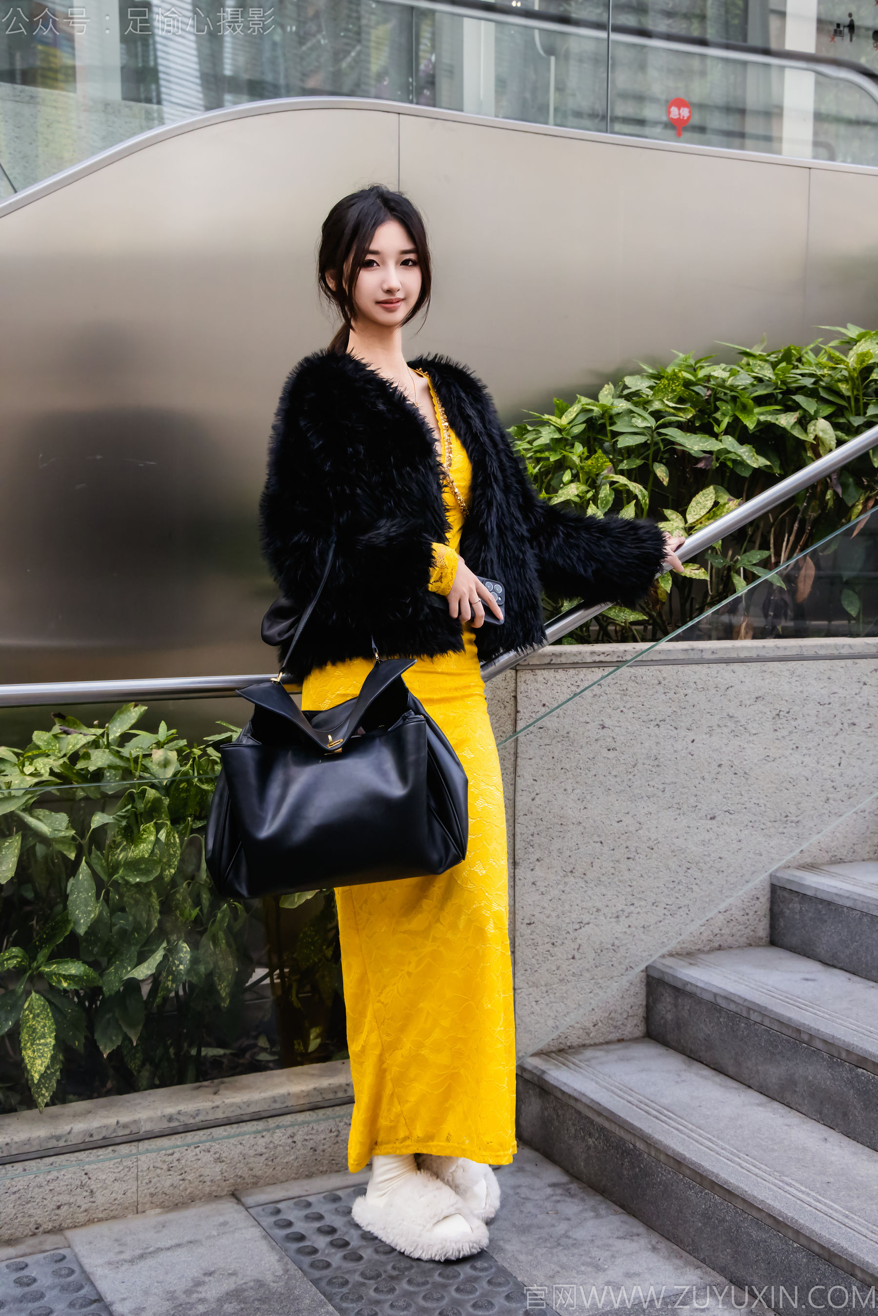 足愉心 No.010 星朵 （搭配：黑色毛衫、黄色连衣裙、绒毛拖鞋、白色棉袜、裸足）/(110P)