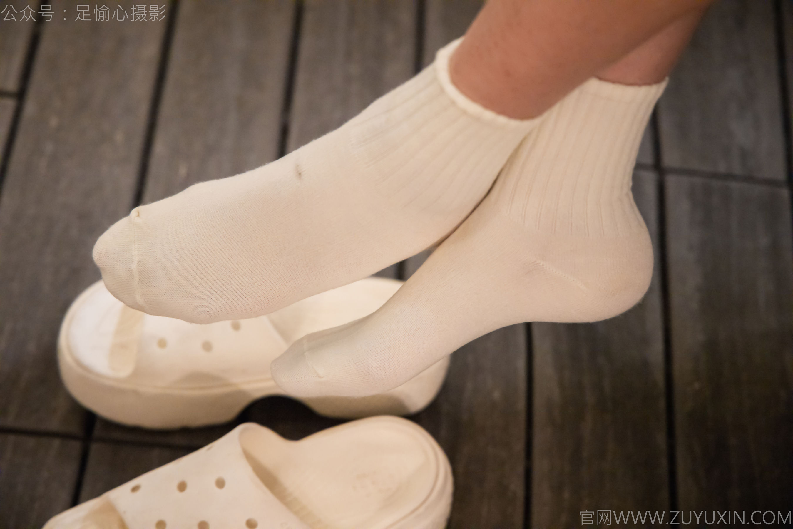 足愉心 No.013 鹿鹿 （搭配：黑色毛衣、白色短裙、洞洞鞋、白色棉袜、裸足）/(110P)