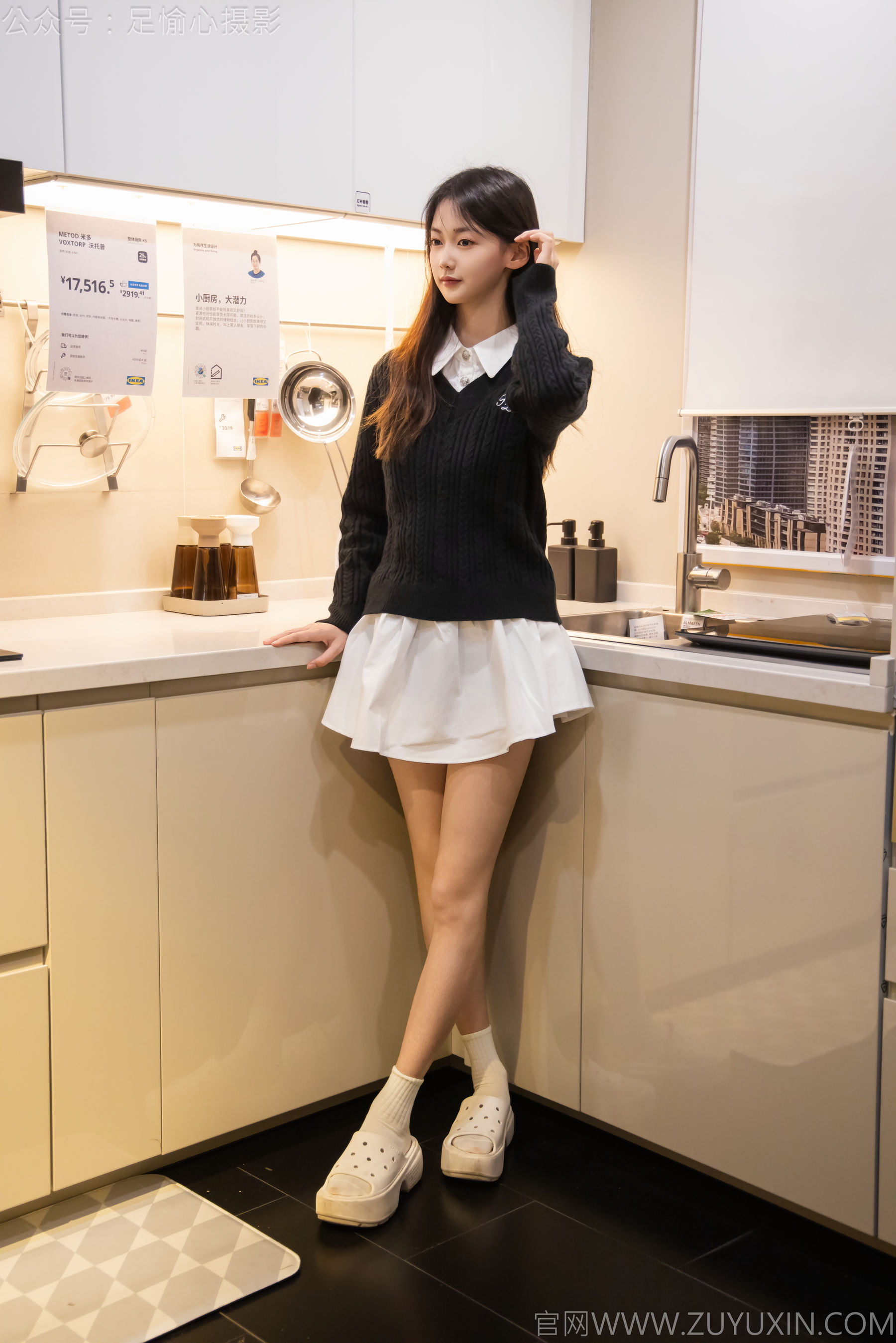 足愉心 No.013 鹿鹿 （搭配：黑色毛衣、白色短裙、洞洞鞋、白色棉袜、裸足）/(110P)