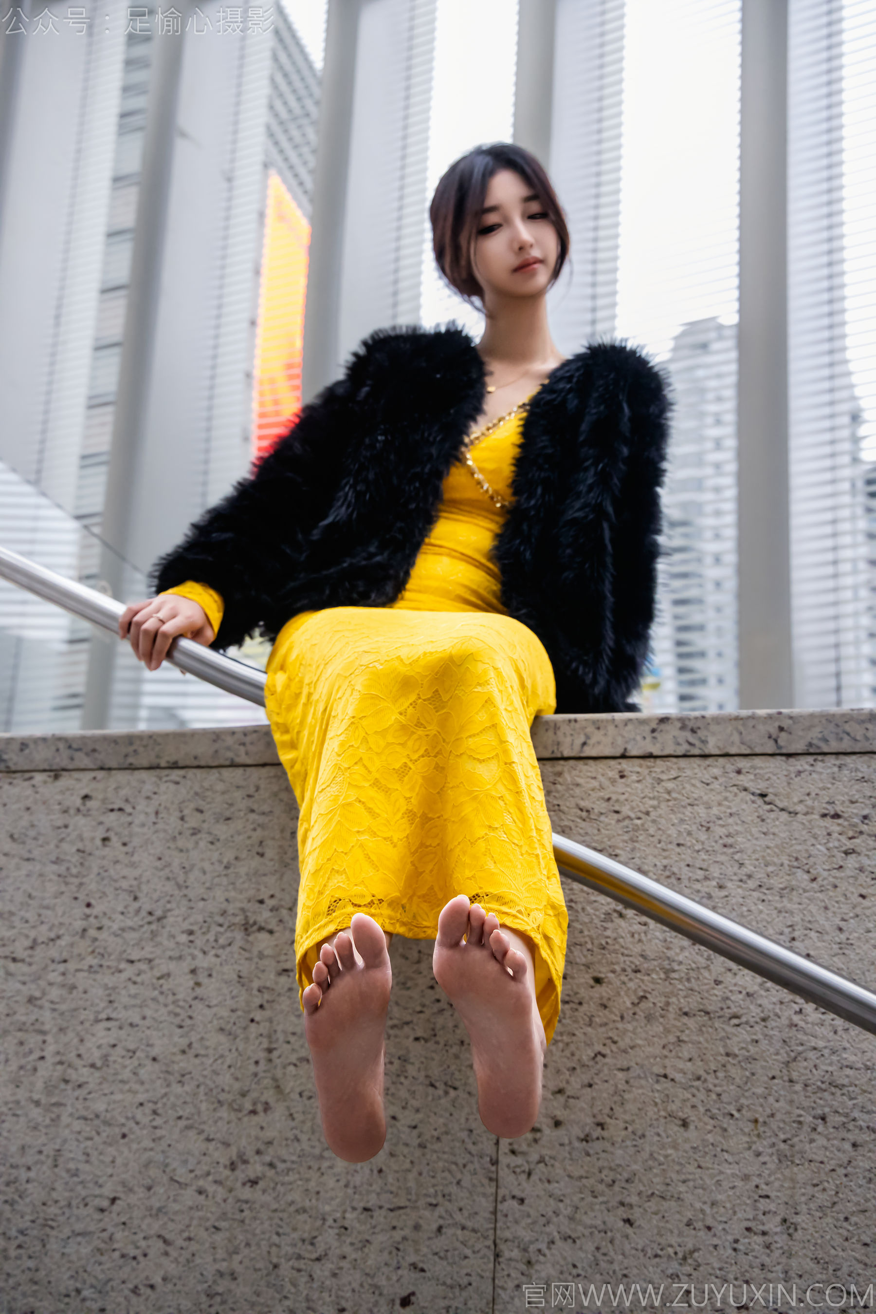 足愉心 No.010 星朵 （搭配：黑色毛衫、黄色连衣裙、绒毛拖鞋、白色棉袜、裸足）/(110P)