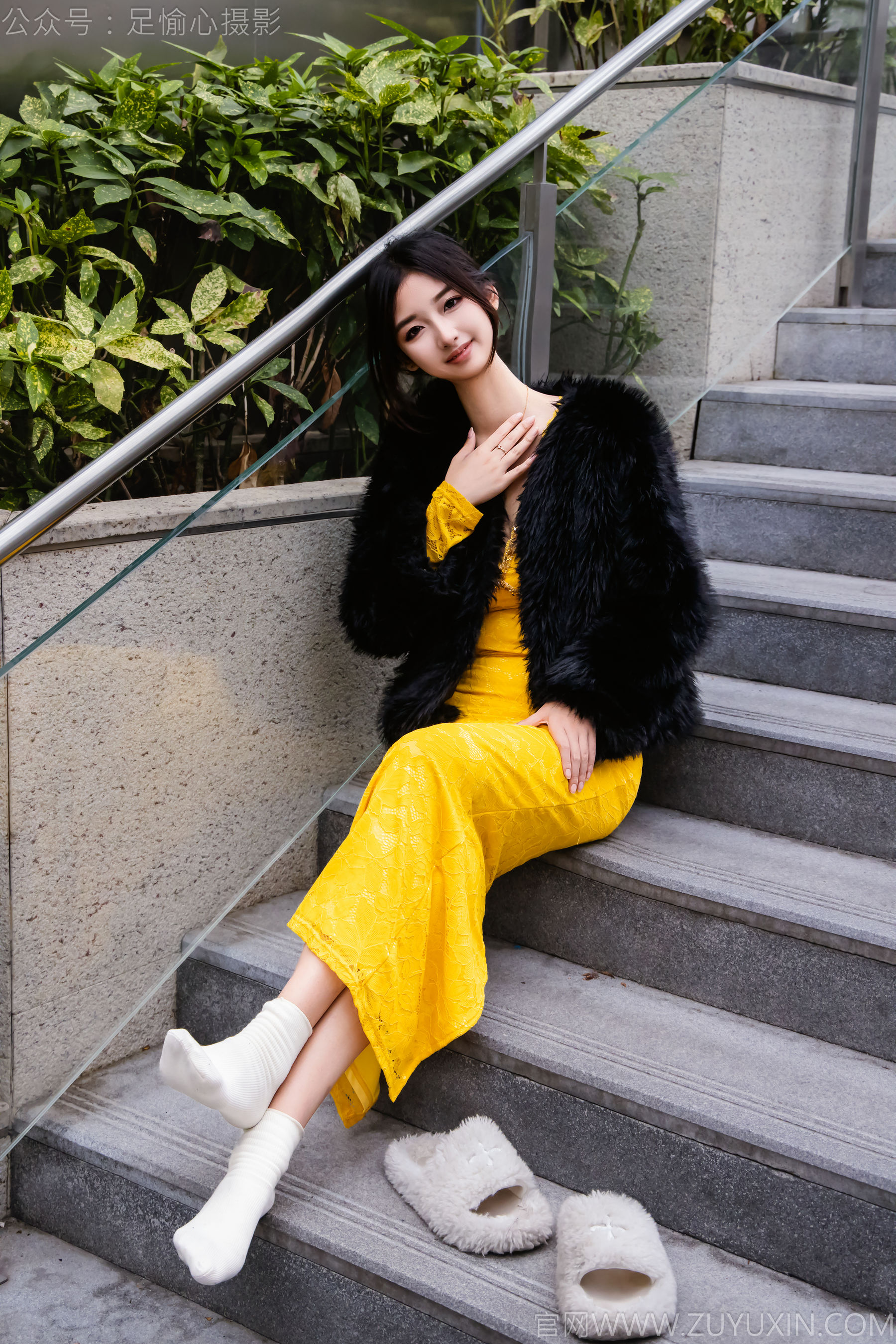 足愉心 No.010 星朵 （搭配：黑色毛衫、黄色连衣裙、绒毛拖鞋、白色棉袜、裸足）/(110P)