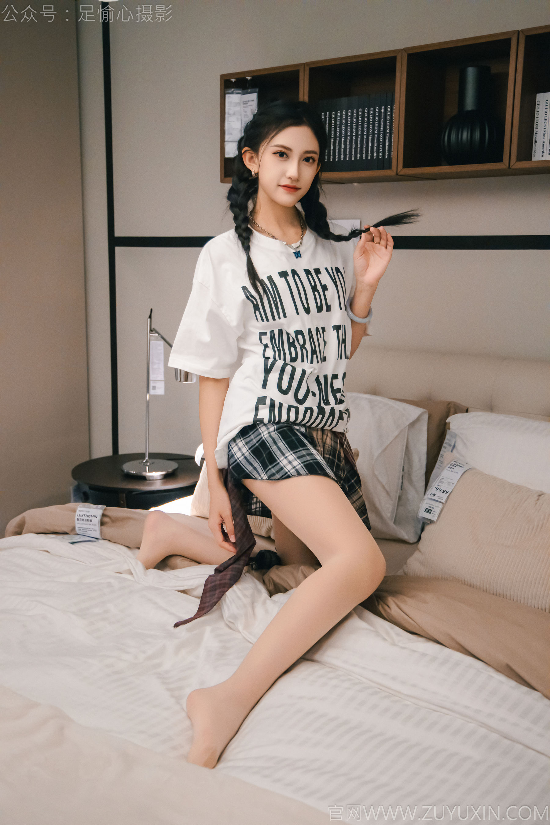 足愉心 No.015 可乐 （搭配：红色夹克、白T、短裙、马丁靴、肉丝色袜、白棉袜）/(120P)