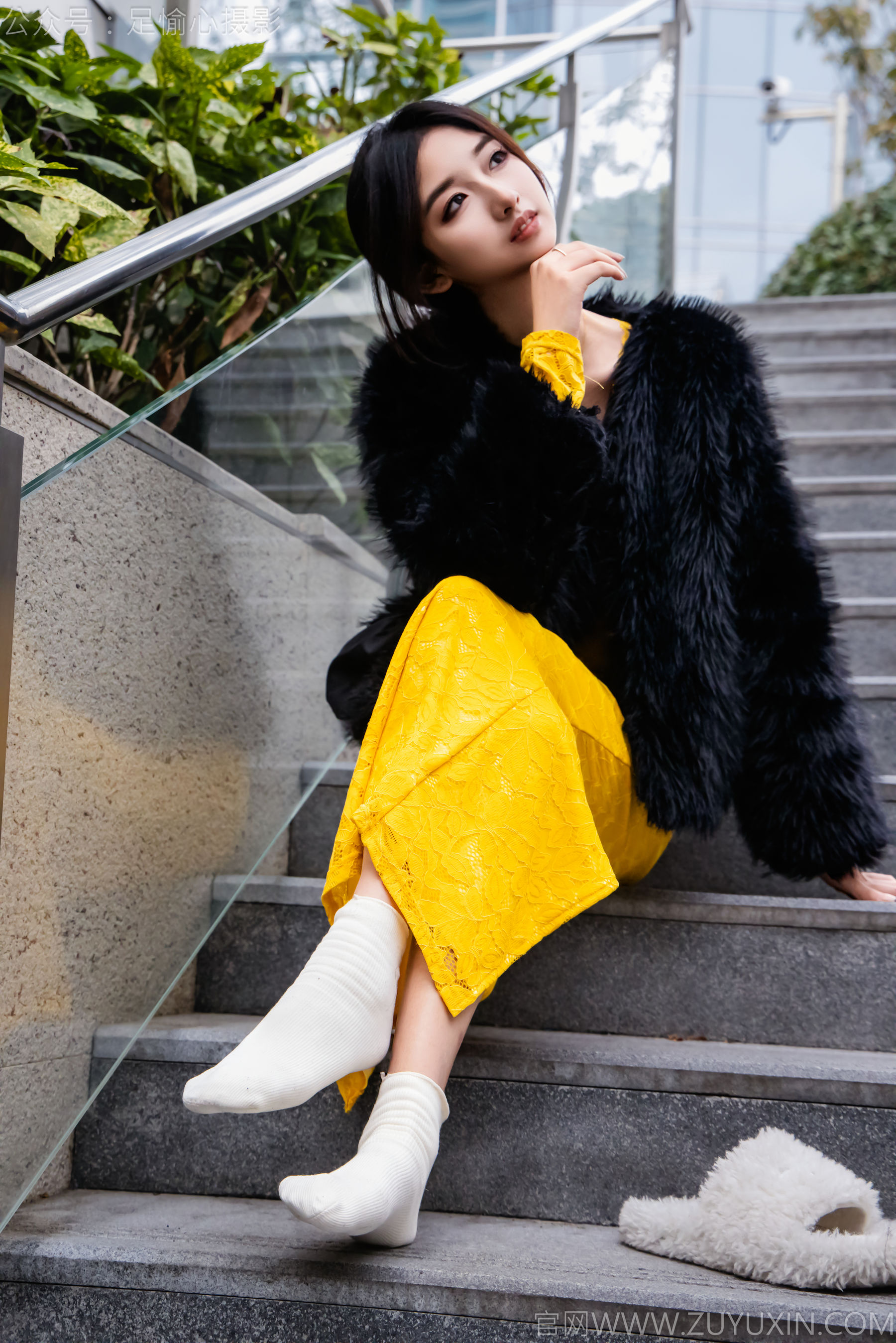 足愉心 No.010 星朵 （搭配：黑色毛衫、黄色连衣裙、绒毛拖鞋、白色棉袜、裸足）/(110P)