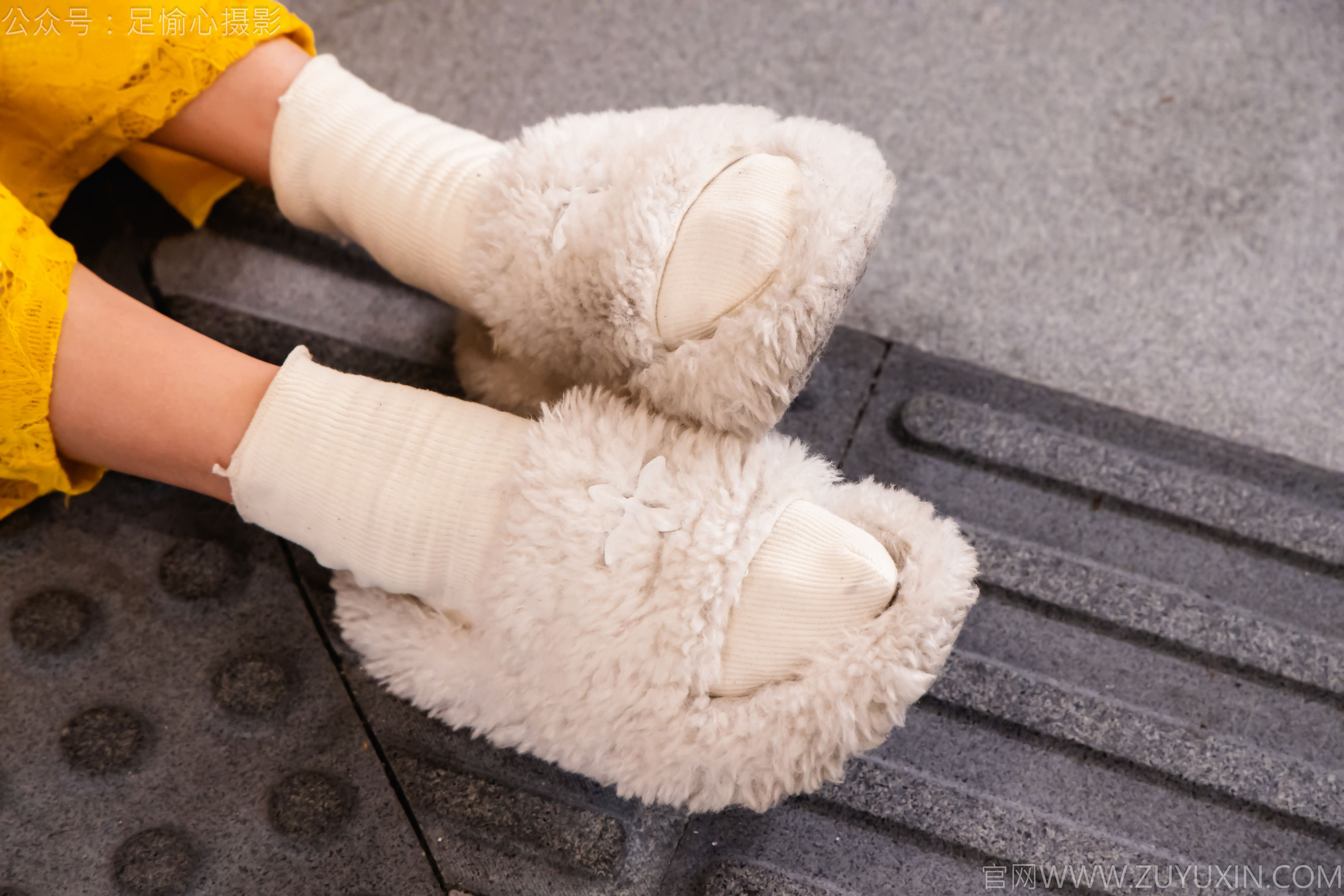 足愉心 No.010 星朵 （搭配：黑色毛衫、黄色连衣裙、绒毛拖鞋、白色棉袜、裸足）/(110P)