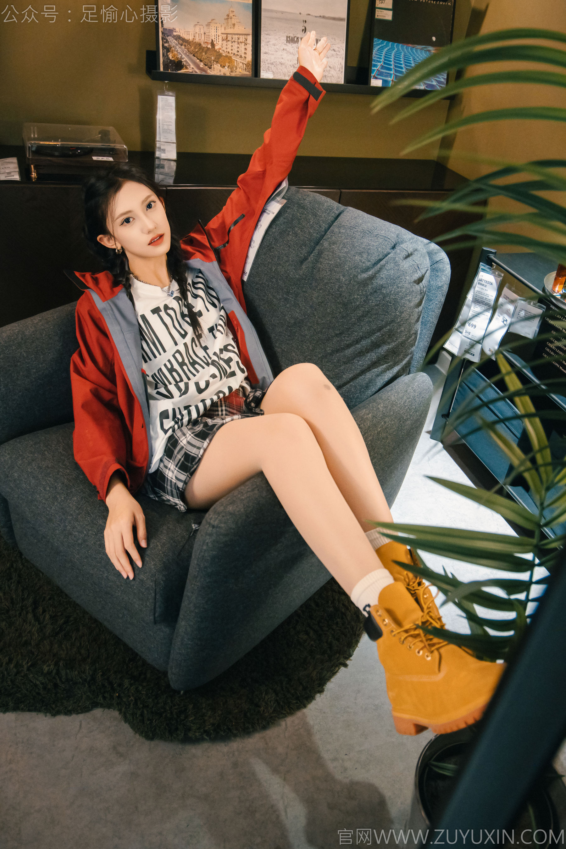 足愉心 No.015 可乐 （搭配：红色夹克、白T、短裙、马丁靴、肉丝色袜、白棉袜）/(120P)