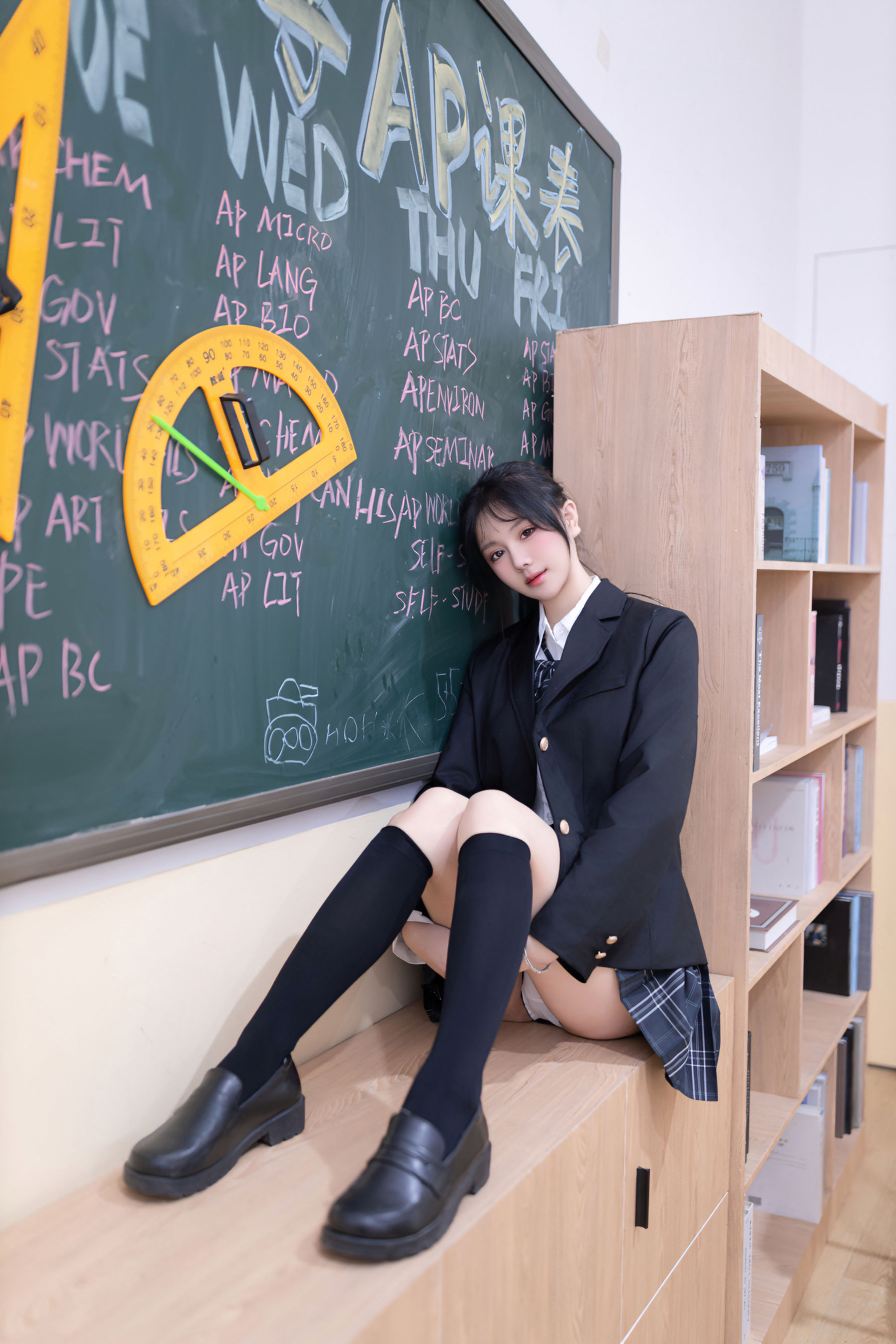 谢小蒽 教室调教写真/(100P)