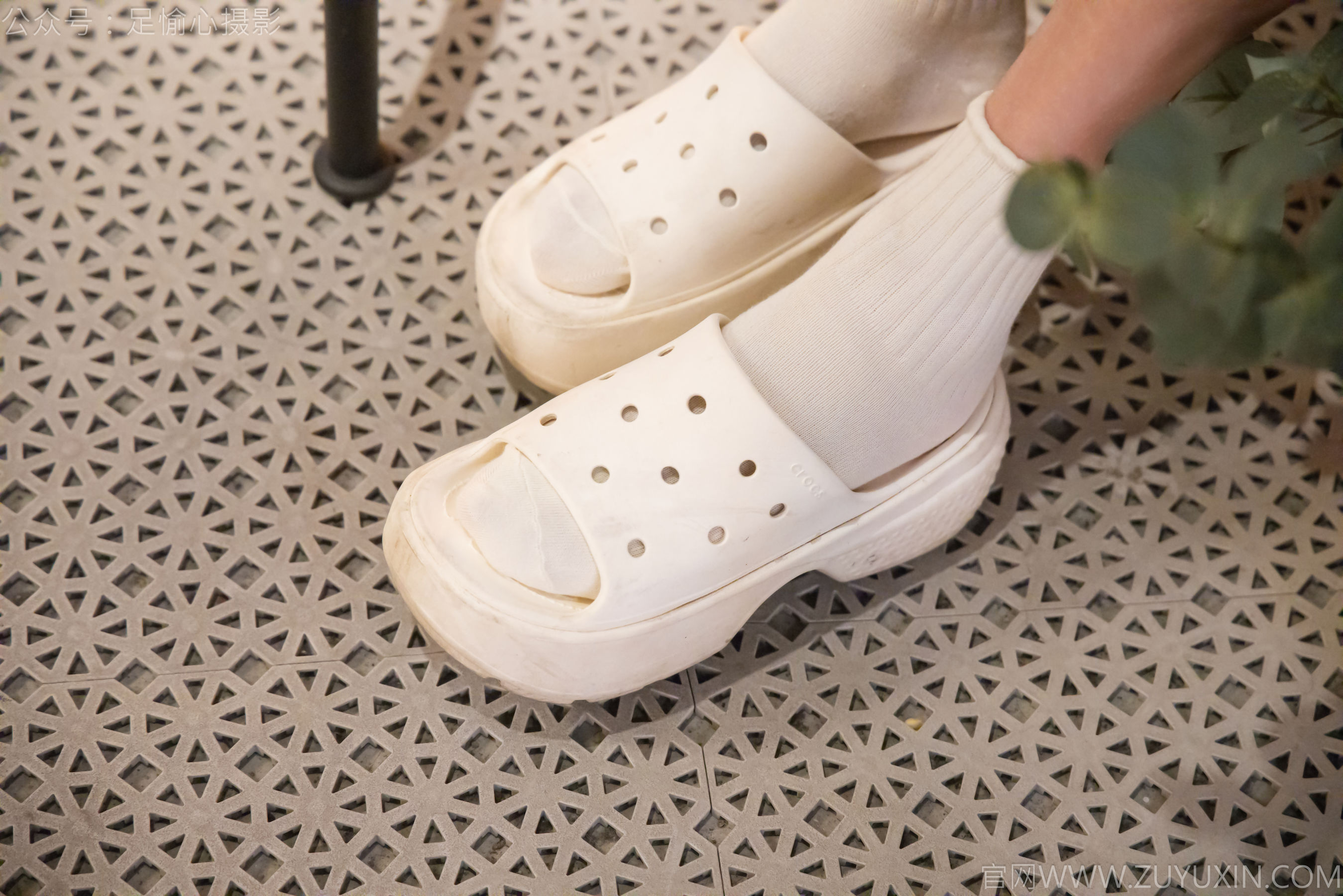 足愉心 No.013 鹿鹿 （搭配：黑色毛衣、白色短裙、洞洞鞋、白色棉袜、裸足）/(110P)