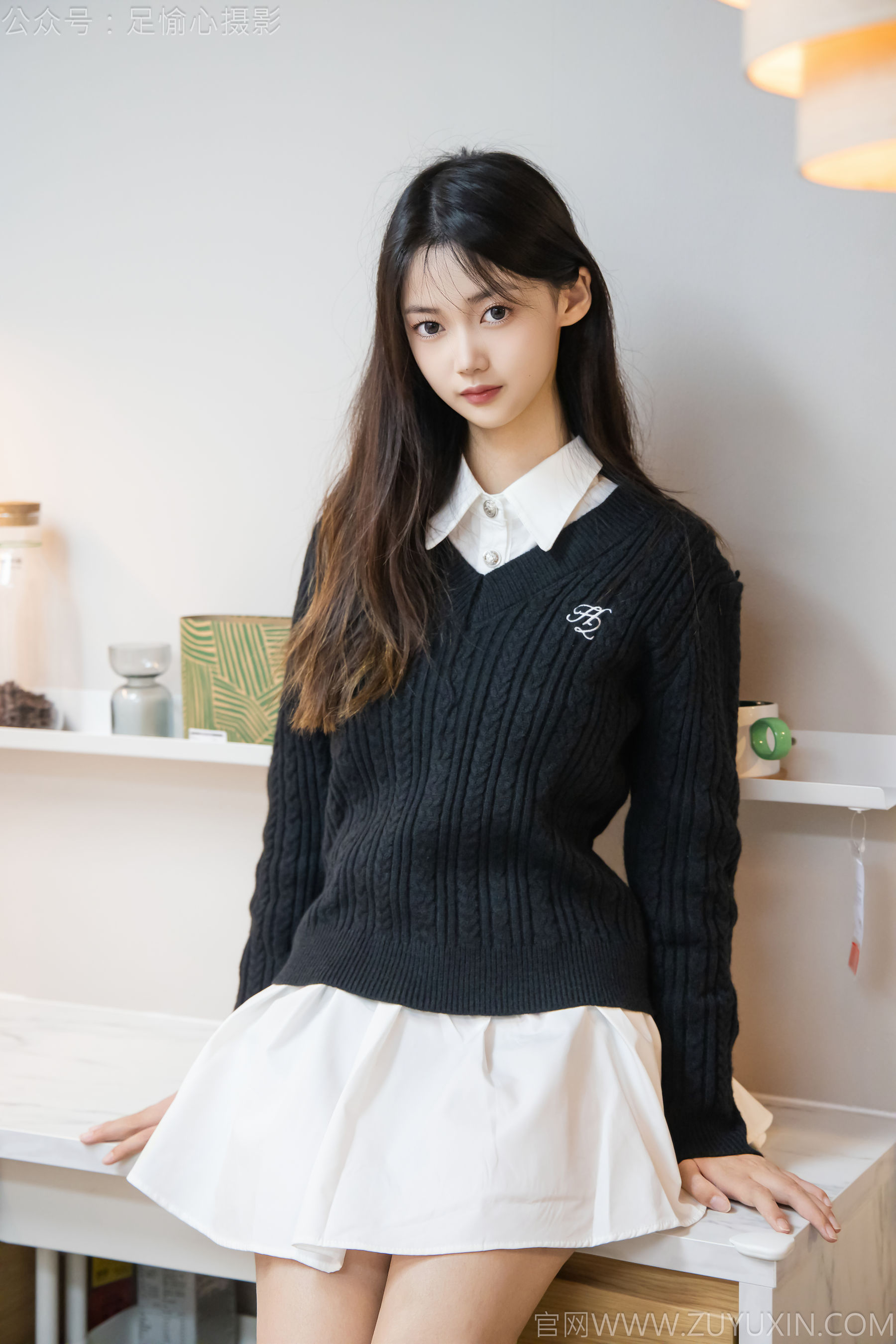 足愉心 No.013 鹿鹿 （搭配：黑色毛衣、白色短裙、洞洞鞋、白色棉袜、裸足）/(110P)