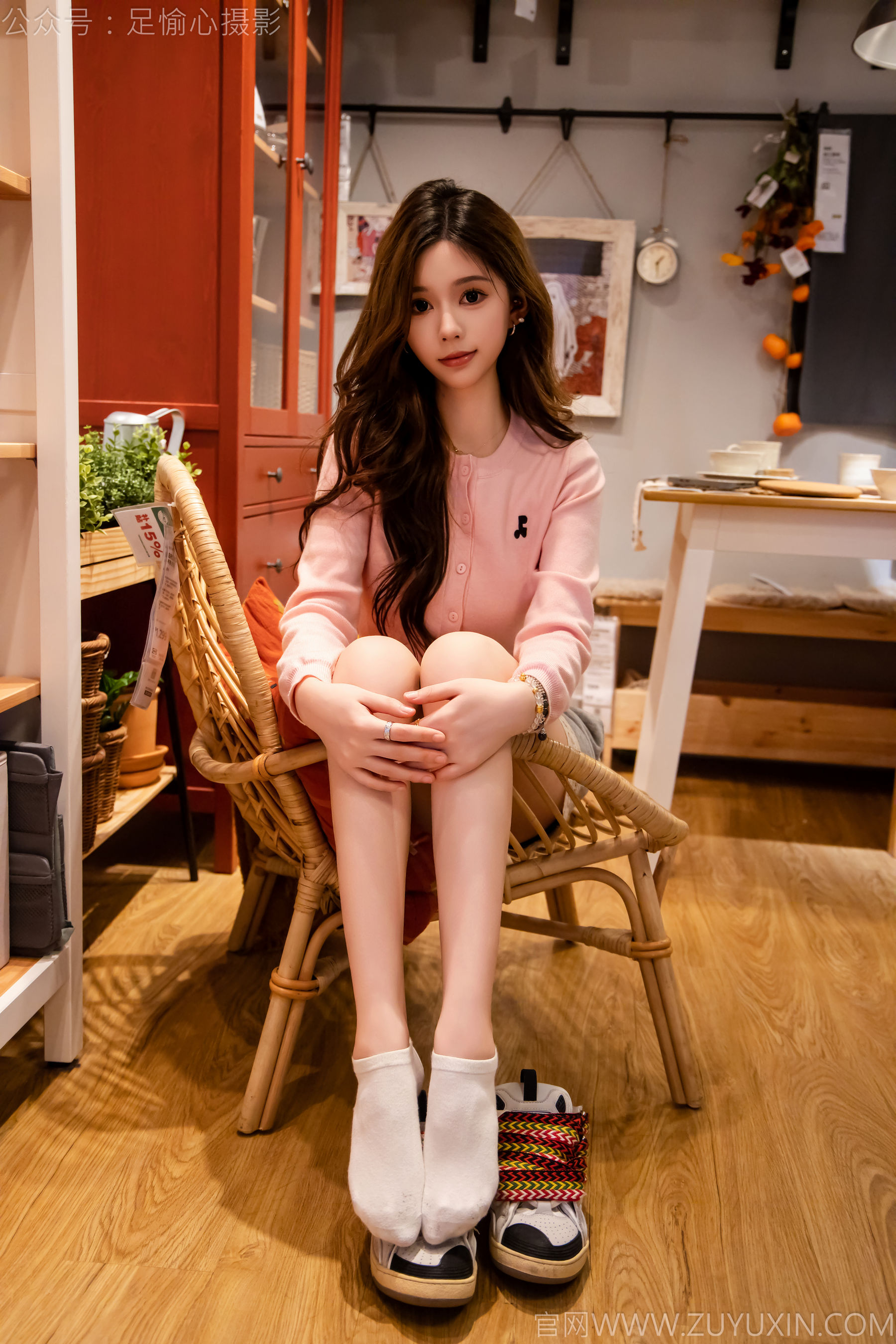 足愉心 No.014 心凌 （搭配：粉色上衣、灰色短裤、宽松板鞋、白色棉袜、裸足）/(125P)