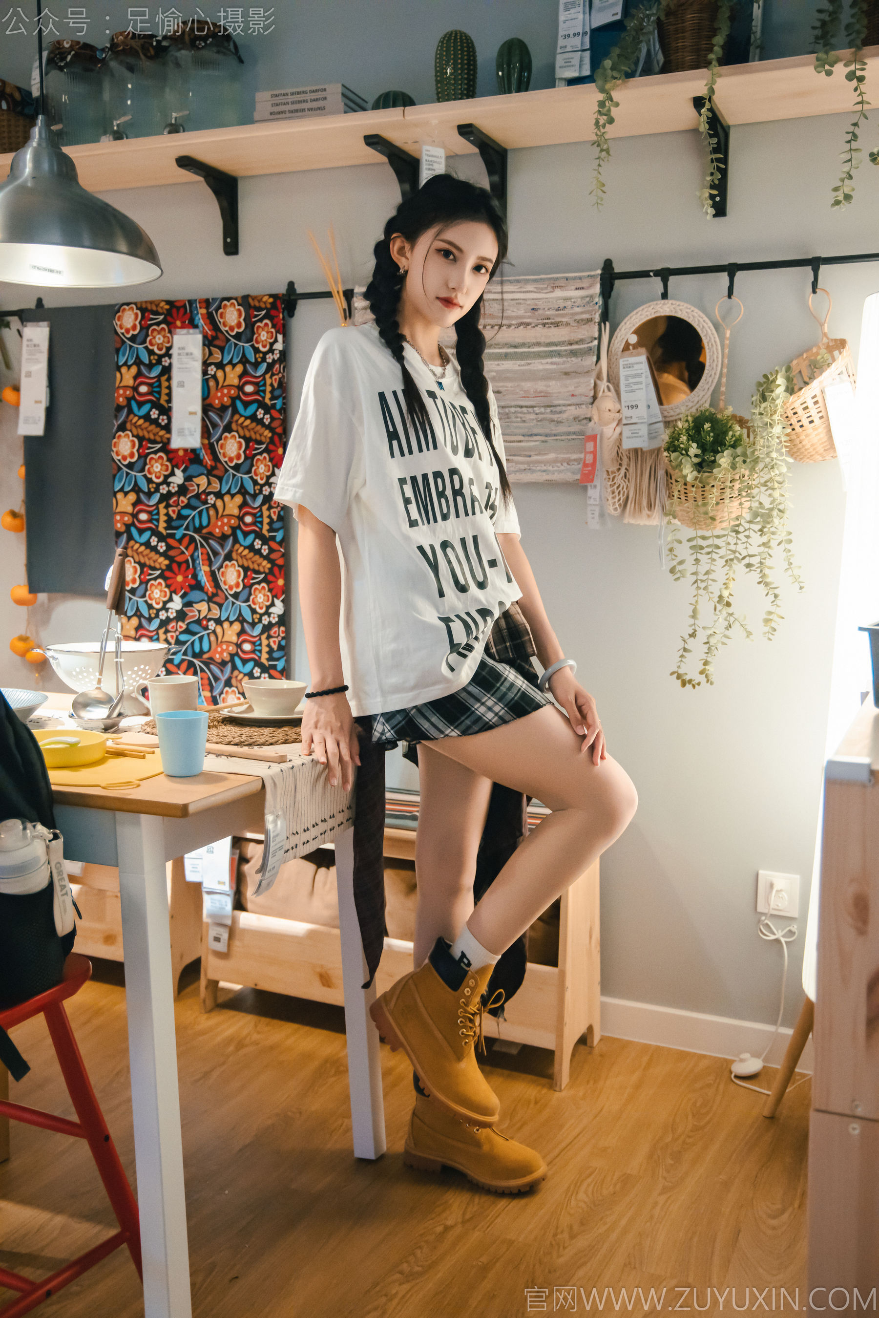 足愉心 No.015 可乐 （搭配：红色夹克、白T、短裙、马丁靴、肉丝色袜、白棉袜）/(120P)