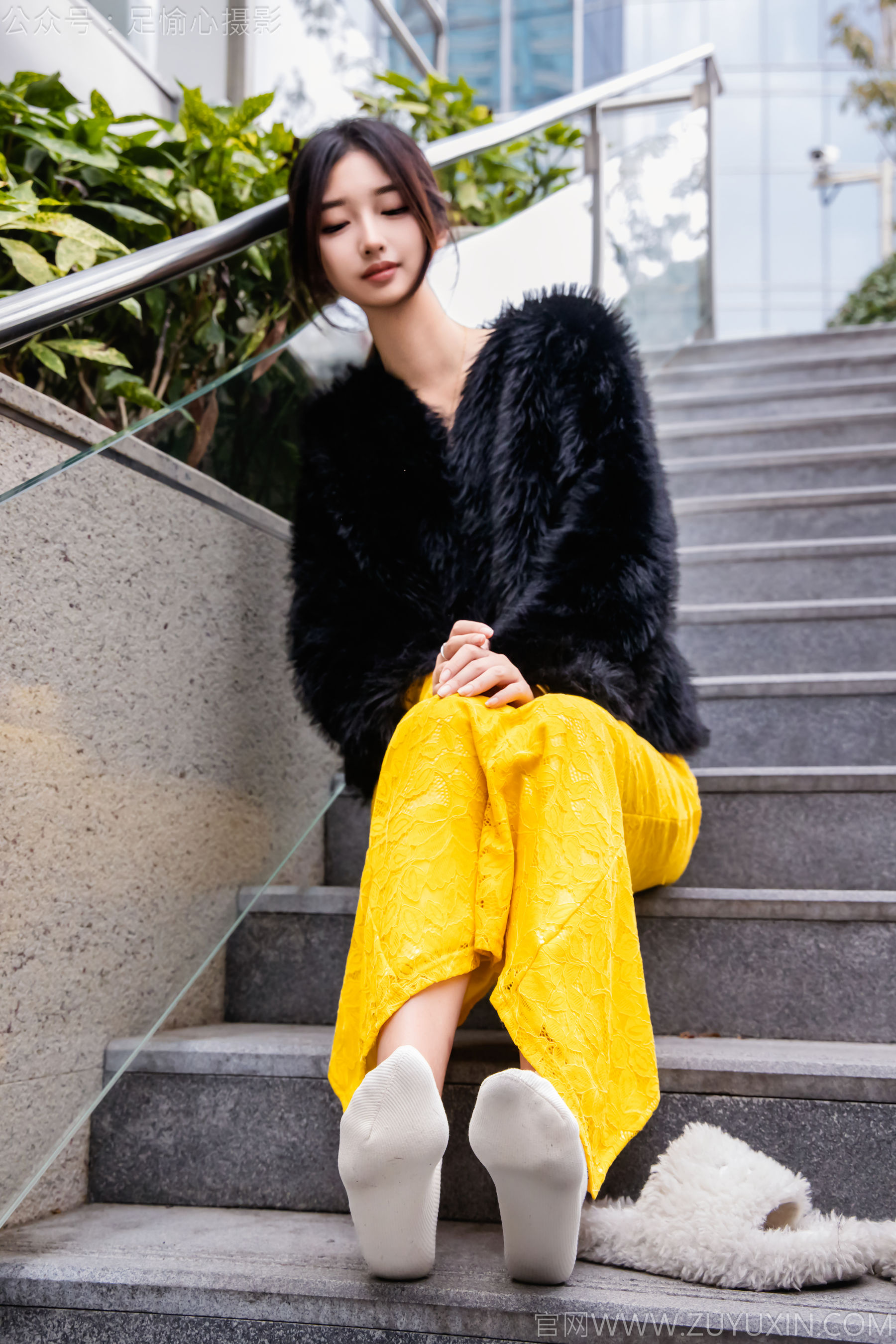 足愉心 No.010 星朵 （搭配：黑色毛衫、黄色连衣裙、绒毛拖鞋、白色棉袜、裸足）/(110P)