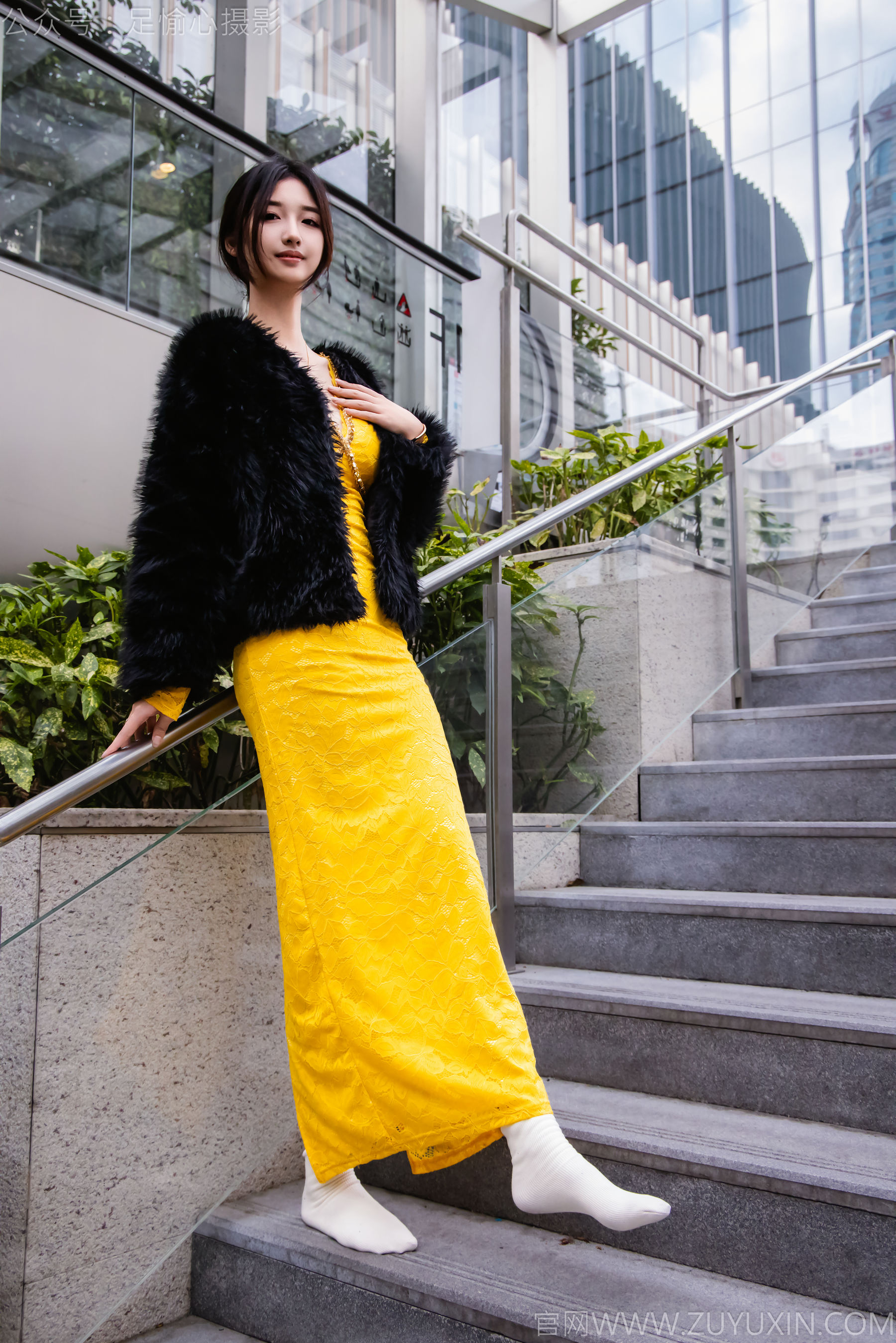 足愉心 No.010 星朵 （搭配：黑色毛衫、黄色连衣裙、绒毛拖鞋、白色棉袜、裸足）/(110P)