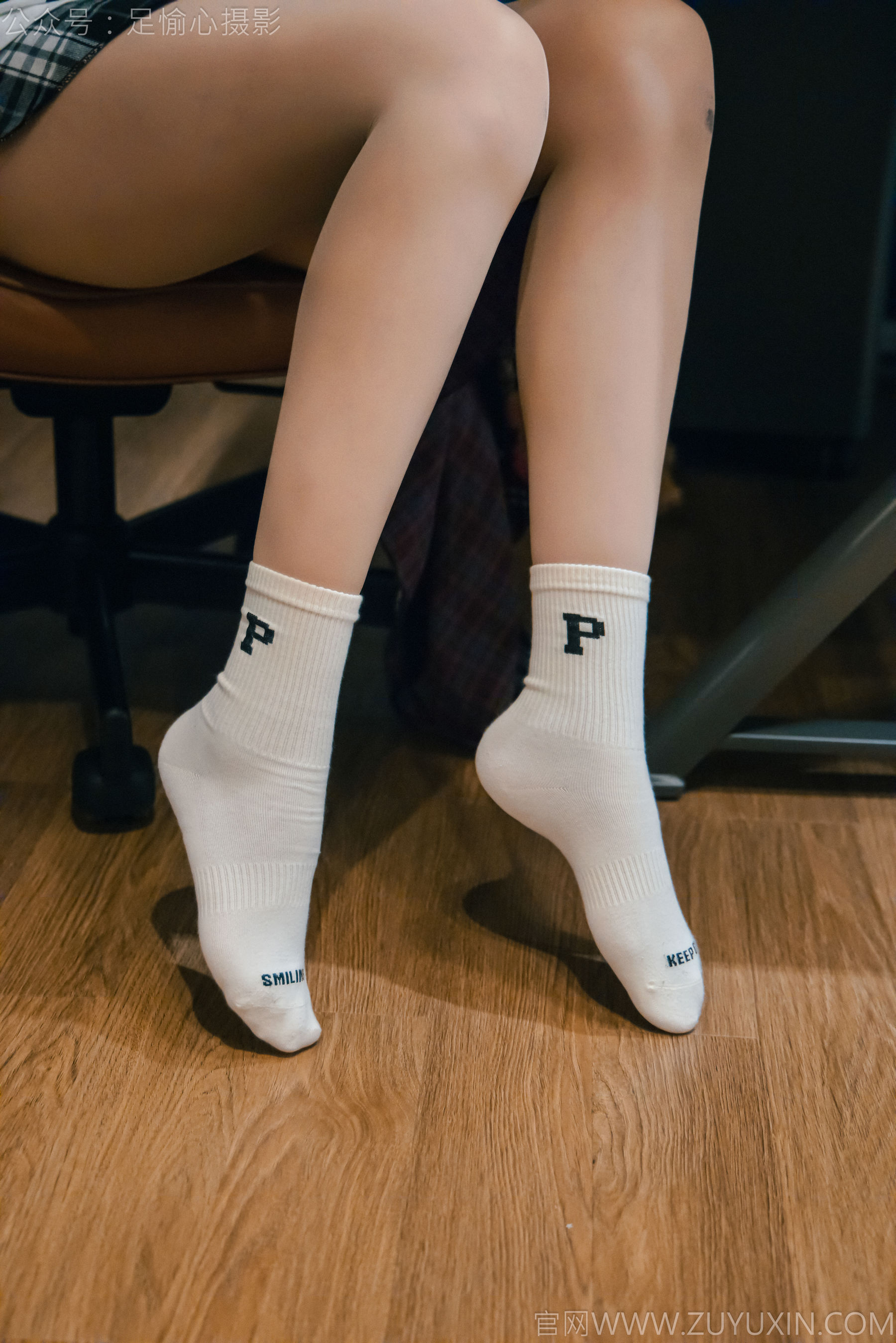 足愉心 No.015 可乐 （搭配：红色夹克、白T、短裙、马丁靴、肉丝色袜、白棉袜）/(120P)