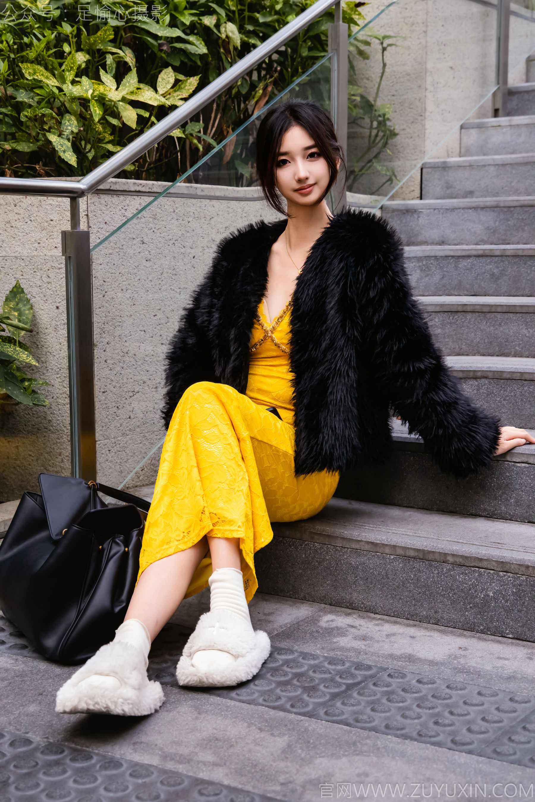 足愉心 No.010 星朵 （搭配：黑色毛衫、黄色连衣裙、绒毛拖鞋、白色棉袜、裸足）/(110P)