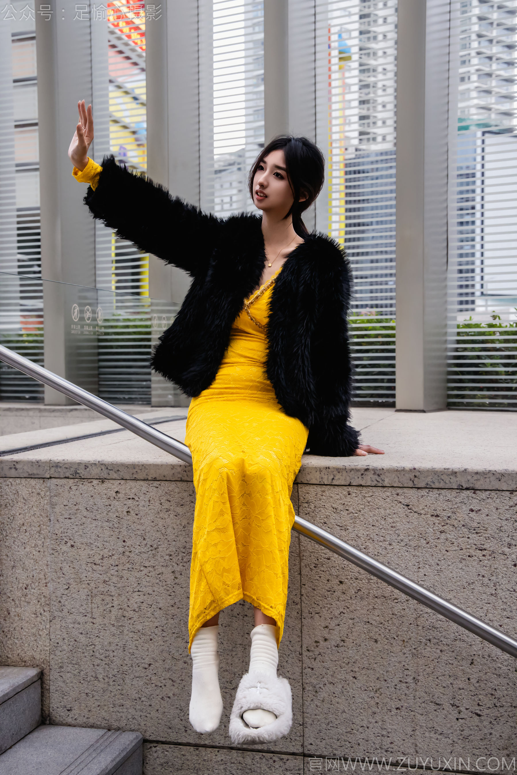 足愉心 No.010 星朵 （搭配：黑色毛衫、黄色连衣裙、绒毛拖鞋、白色棉袜、裸足）/(110P)