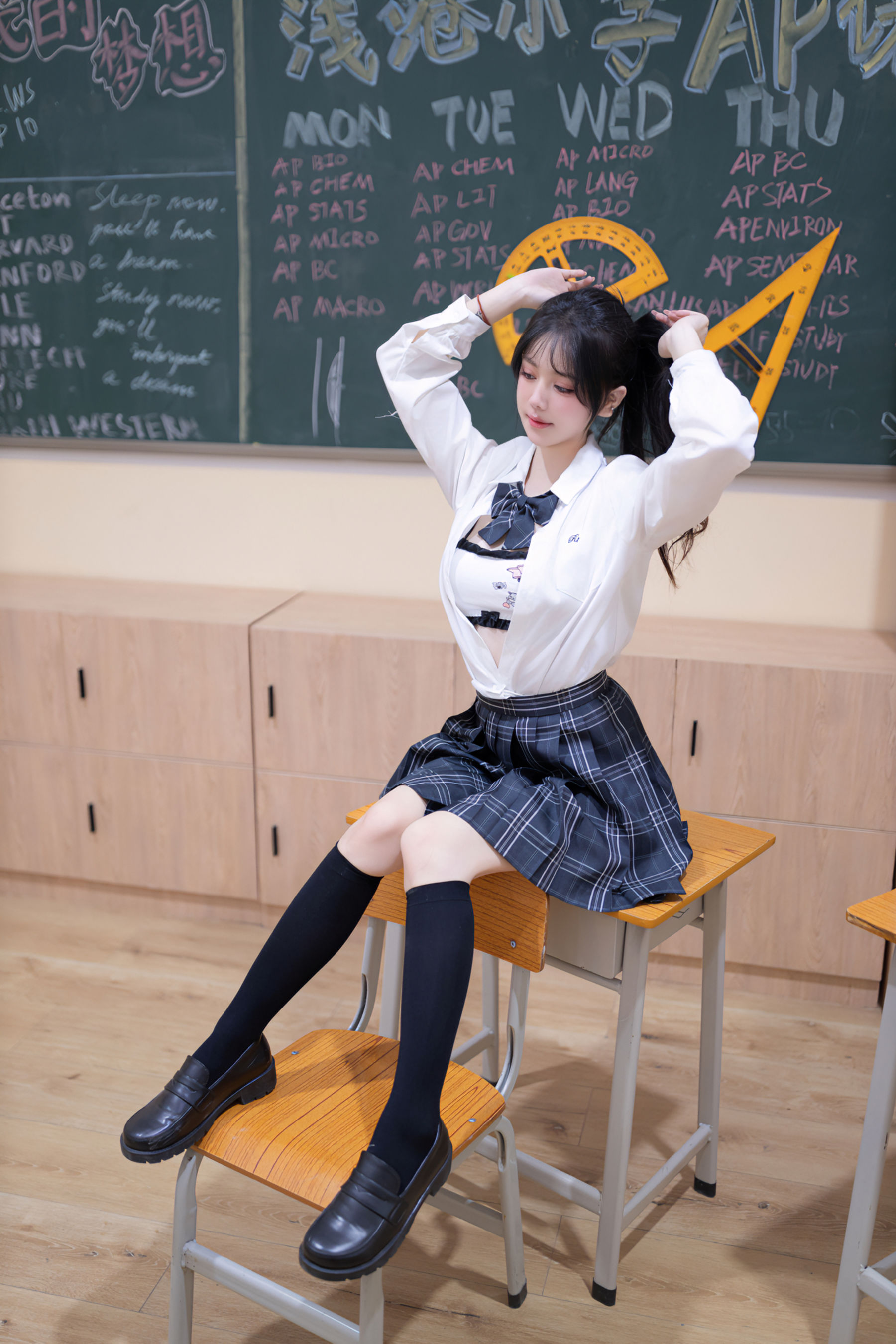 谢小蒽 教室调教写真/(100P)