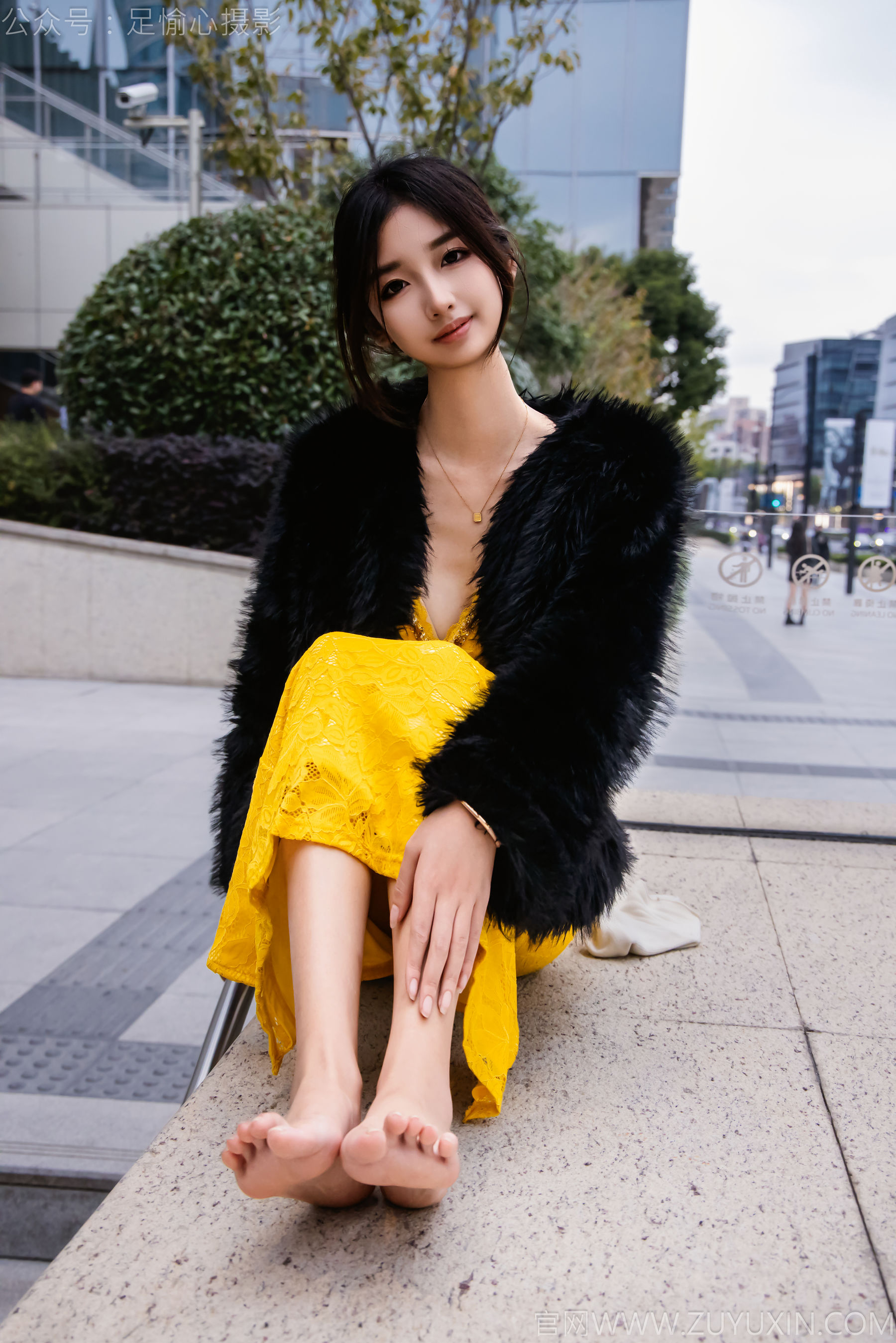足愉心 No.010 星朵 （搭配：黑色毛衫、黄色连衣裙、绒毛拖鞋、白色棉袜、裸足）/(110P)