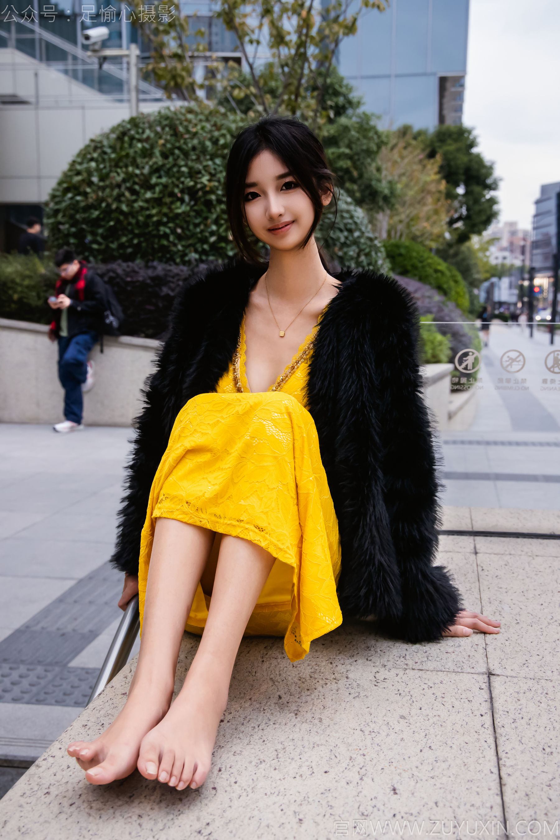 足愉心 No.010 星朵 （搭配：黑色毛衫、黄色连衣裙、绒毛拖鞋、白色棉袜、裸足）/(110P)