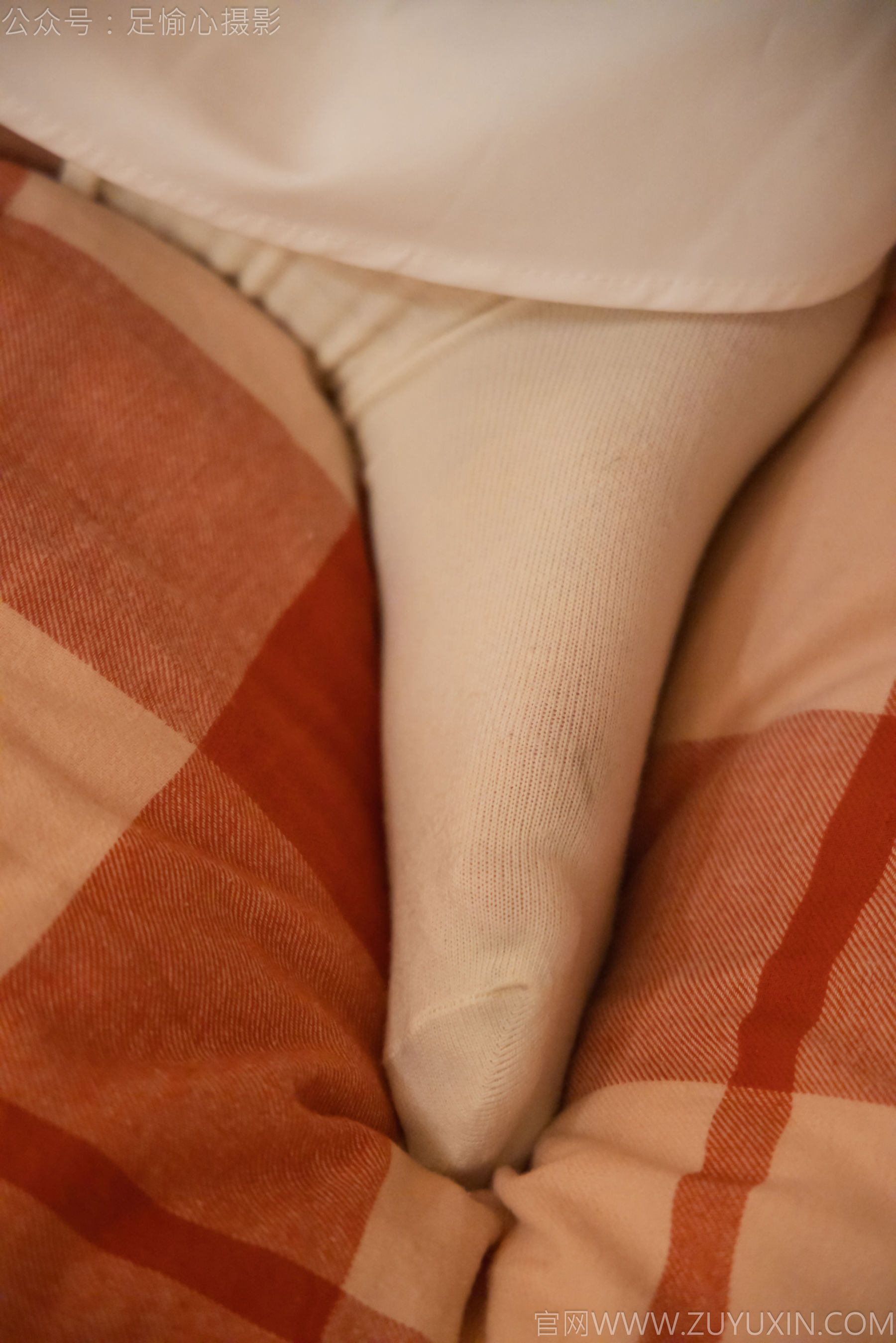 足愉心 No.013 鹿鹿 （搭配：黑色毛衣、白色短裙、洞洞鞋、白色棉袜、裸足）/(110P)