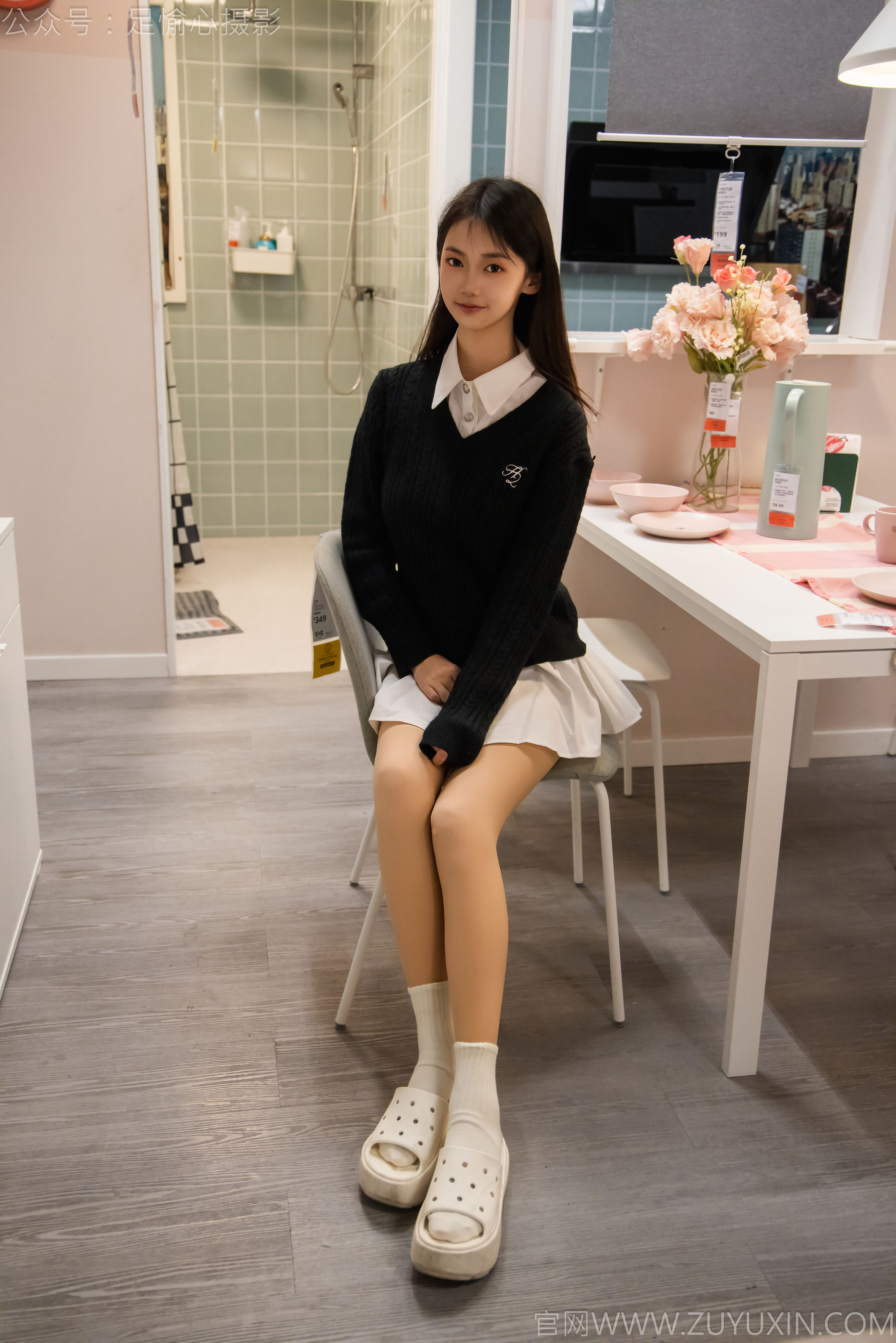 足愉心 No.013 鹿鹿 （搭配：黑色毛衣、白色短裙、洞洞鞋、白色棉袜、裸足）/(110P)