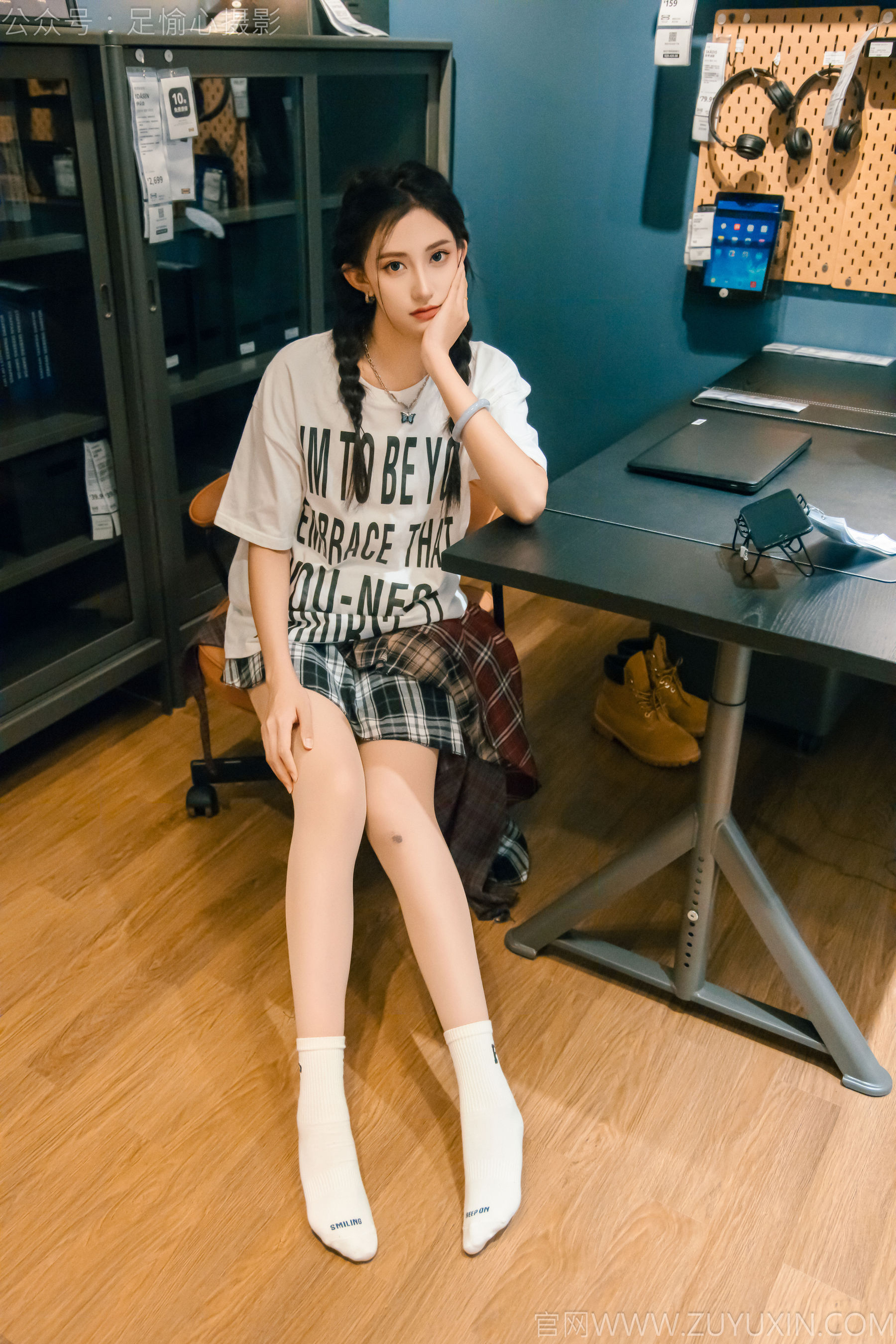 足愉心 No.015 可乐 （搭配：红色夹克、白T、短裙、马丁靴、肉丝色袜、白棉袜）/(120P)